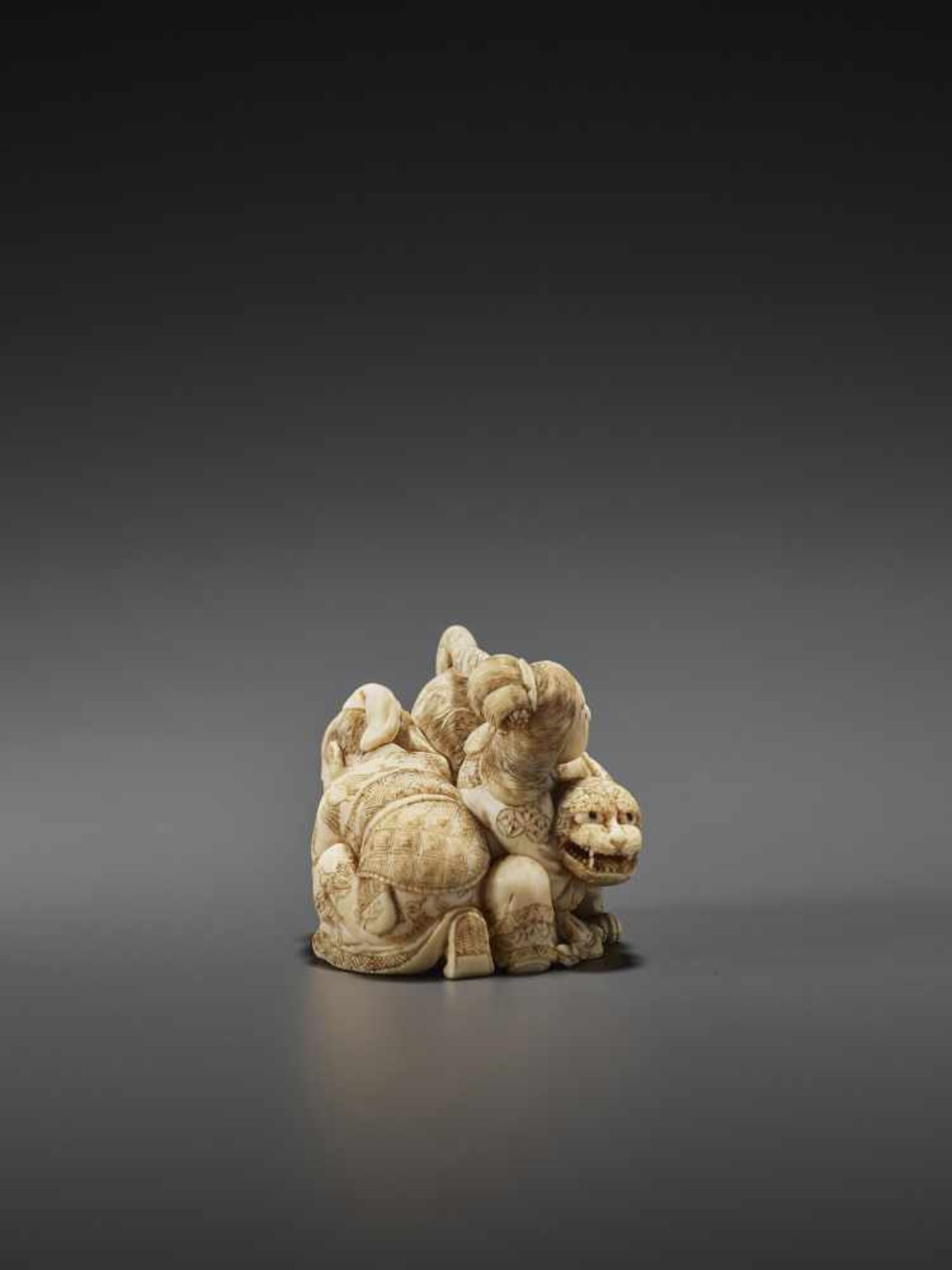 ANRAKU: AN IVORY NETSUKE OF A MAN AND WOMAN WITH TIGER - Bild 7 aus 11