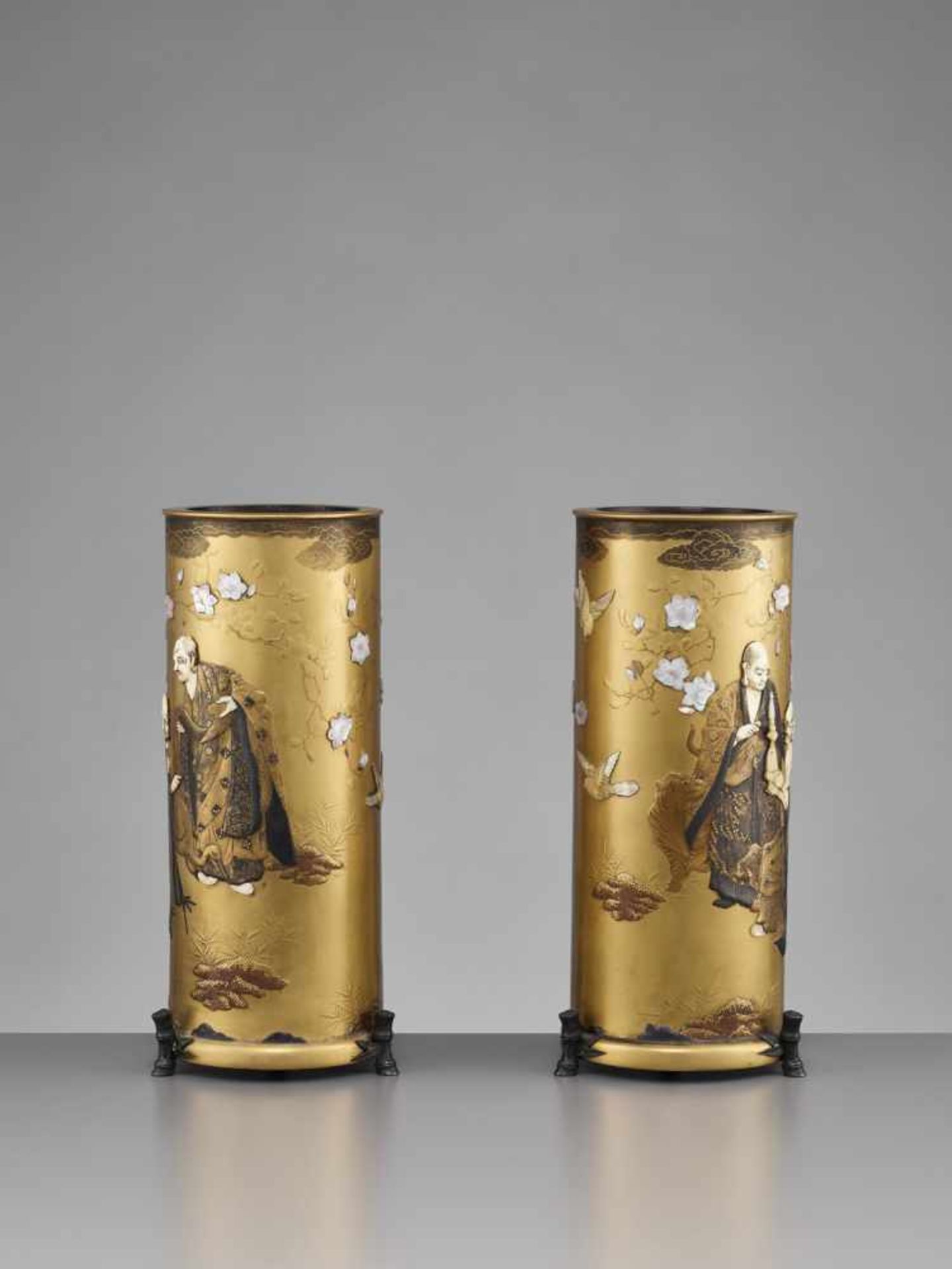 A FINE PAIR OF LACQUERED WOOD AND SHIBAYAMA VASES WITH RAKAN - Image 8 of 13