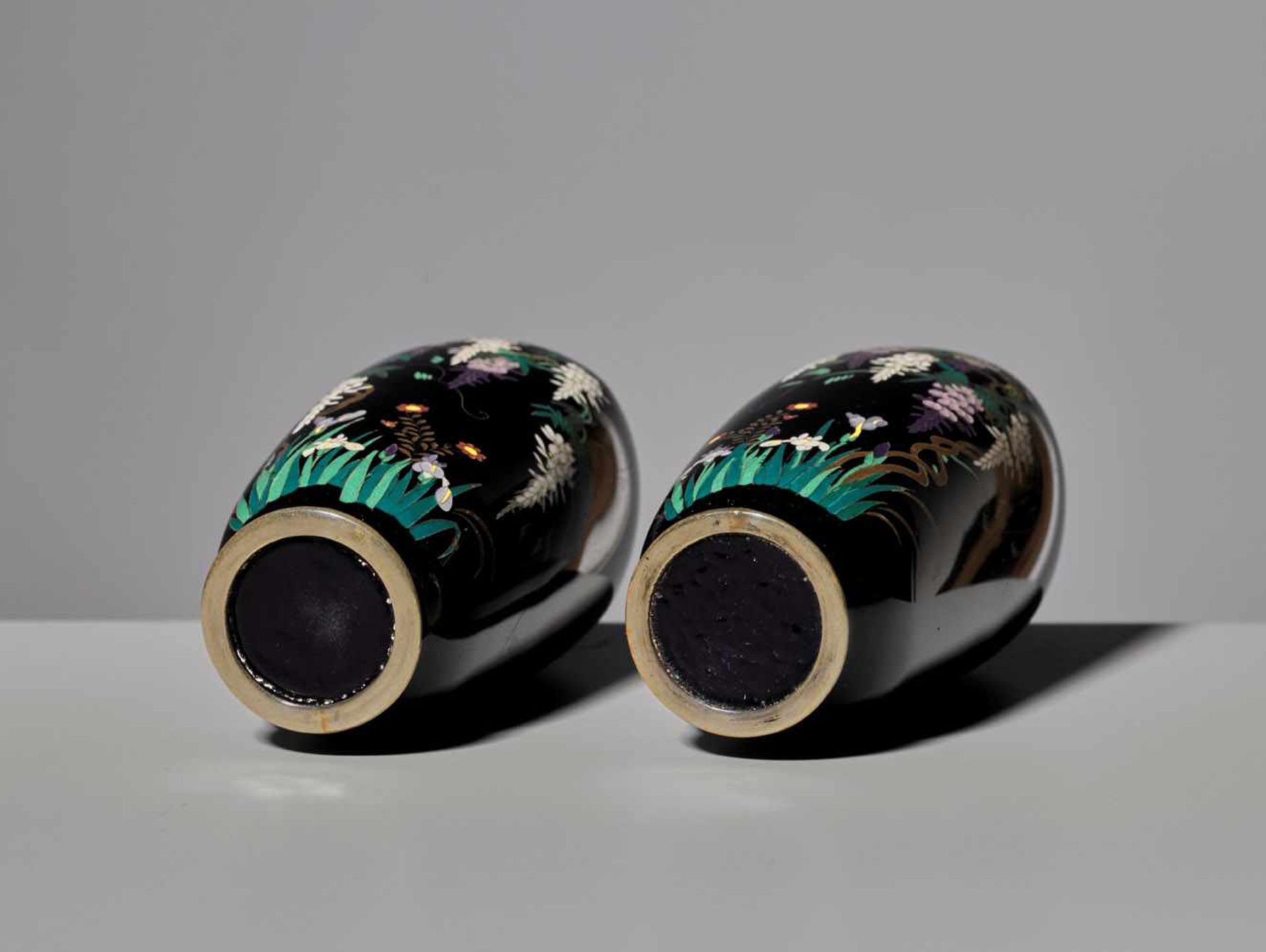 A PAIR OF SMALL CLOISONN É VASES < - Bild 9 aus 9