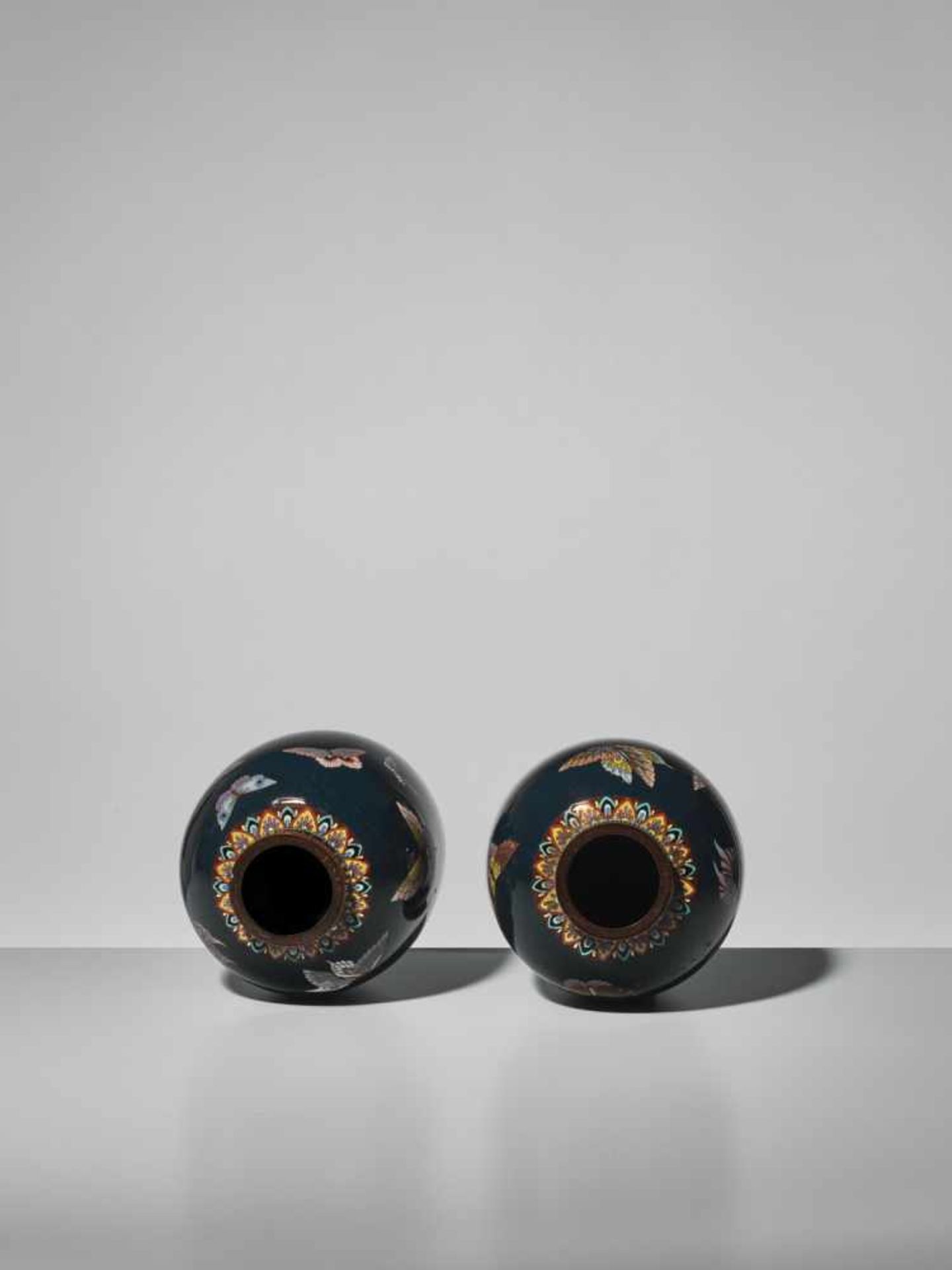 A PAIR OF CLOISONNE ENAMEL VASES WITH BUTTERFLIES - Bild 5 aus 6