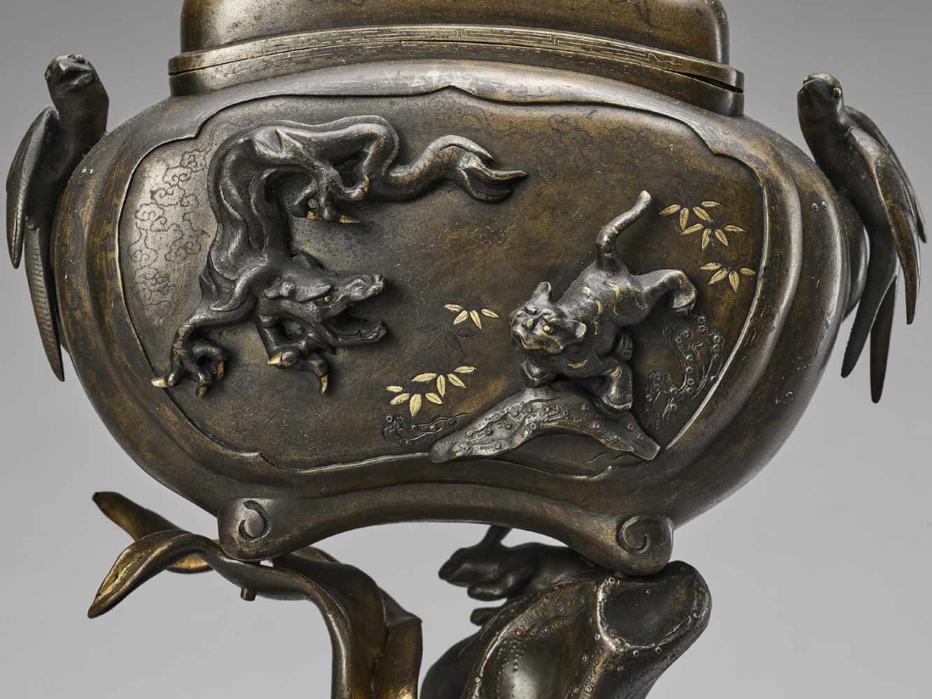 A LARGE AND SPECTACULAR SILVER AND GOLD INLAID KORO (INCENSE BURNER) - Image 3 of 14