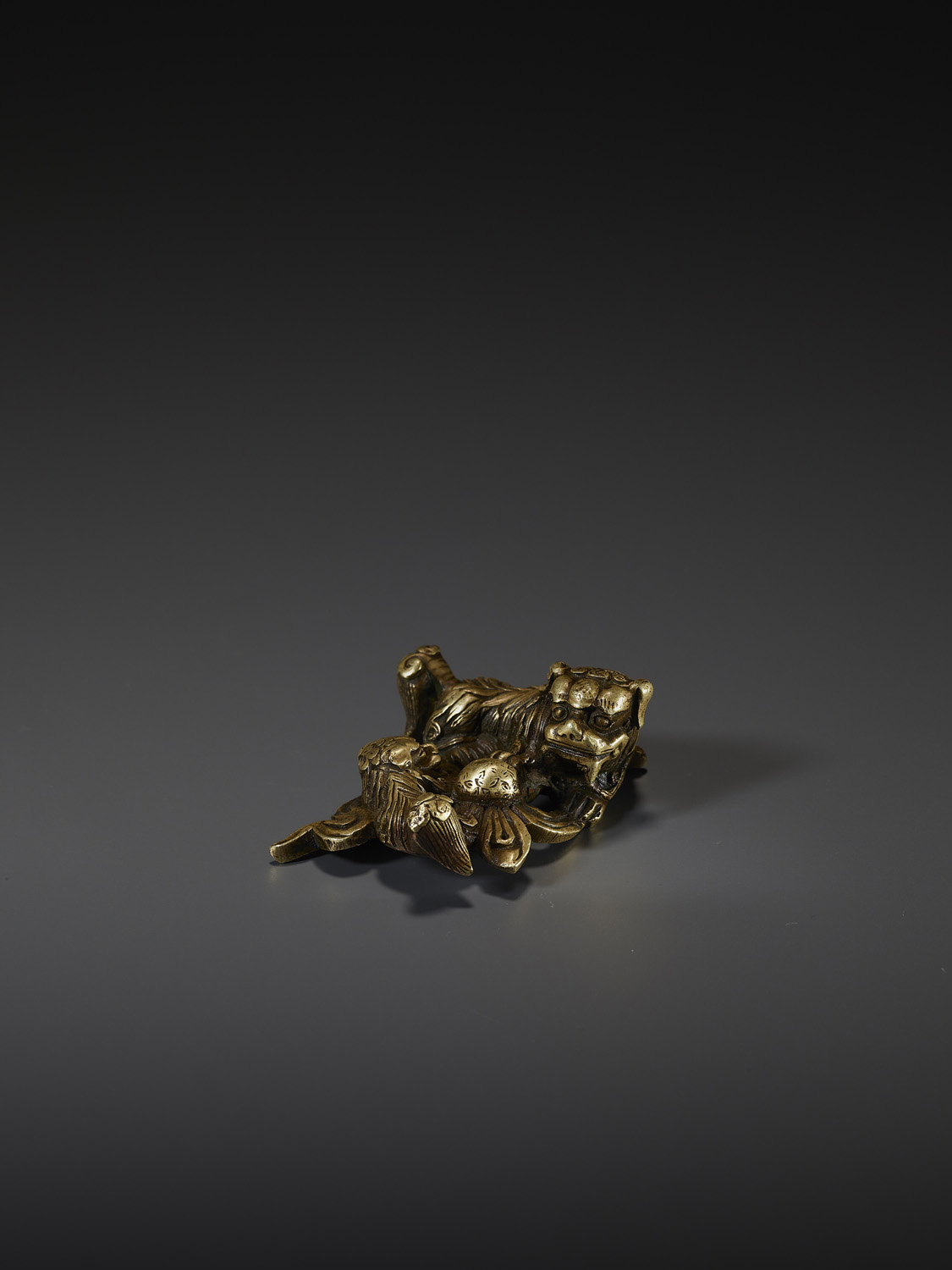 A SHISHI BRONZE SCROLL WEIGHT - Image 6 of 8