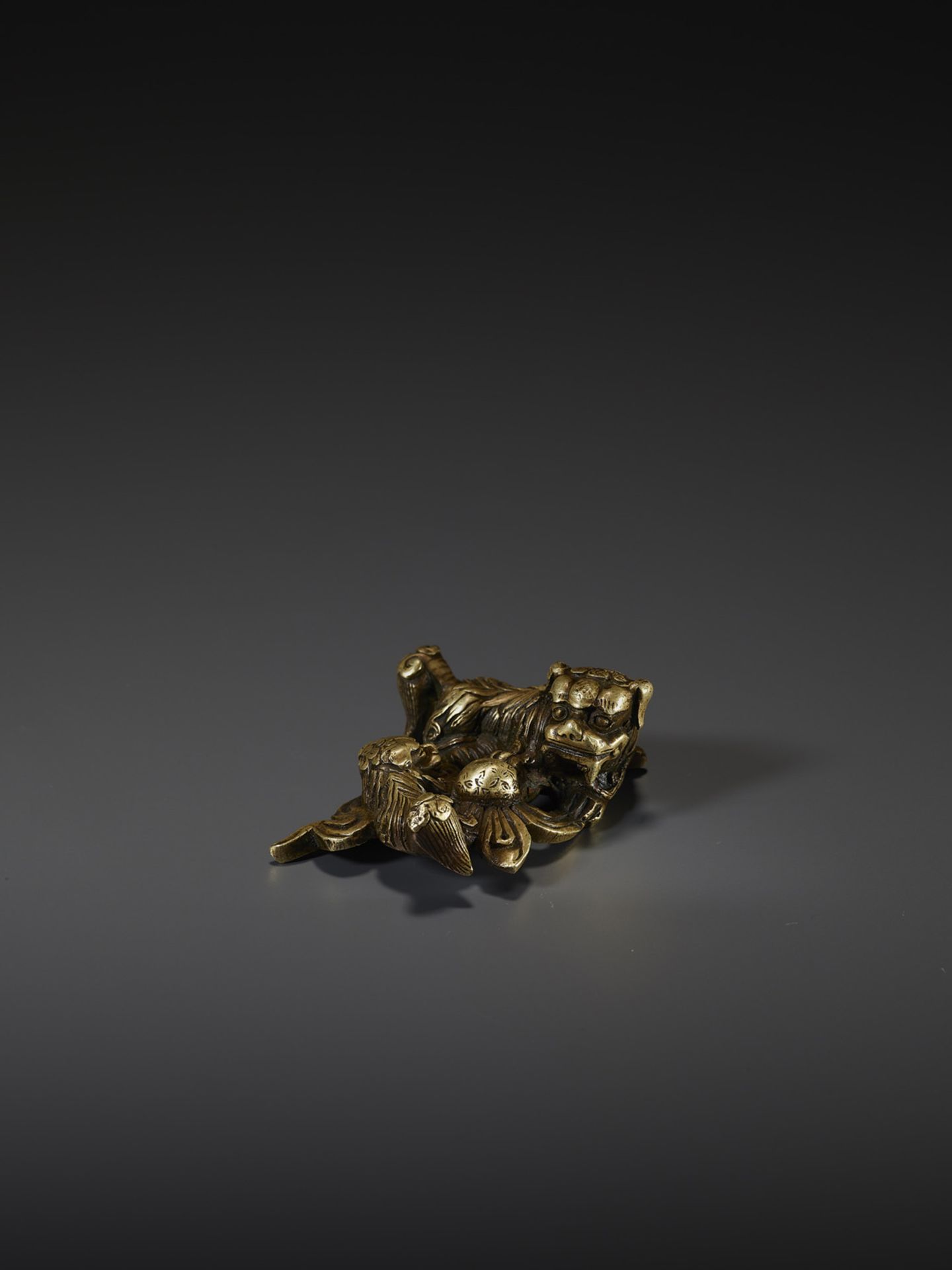 A SHISHI BRONZE SCROLL WEIGHT - Image 6 of 8