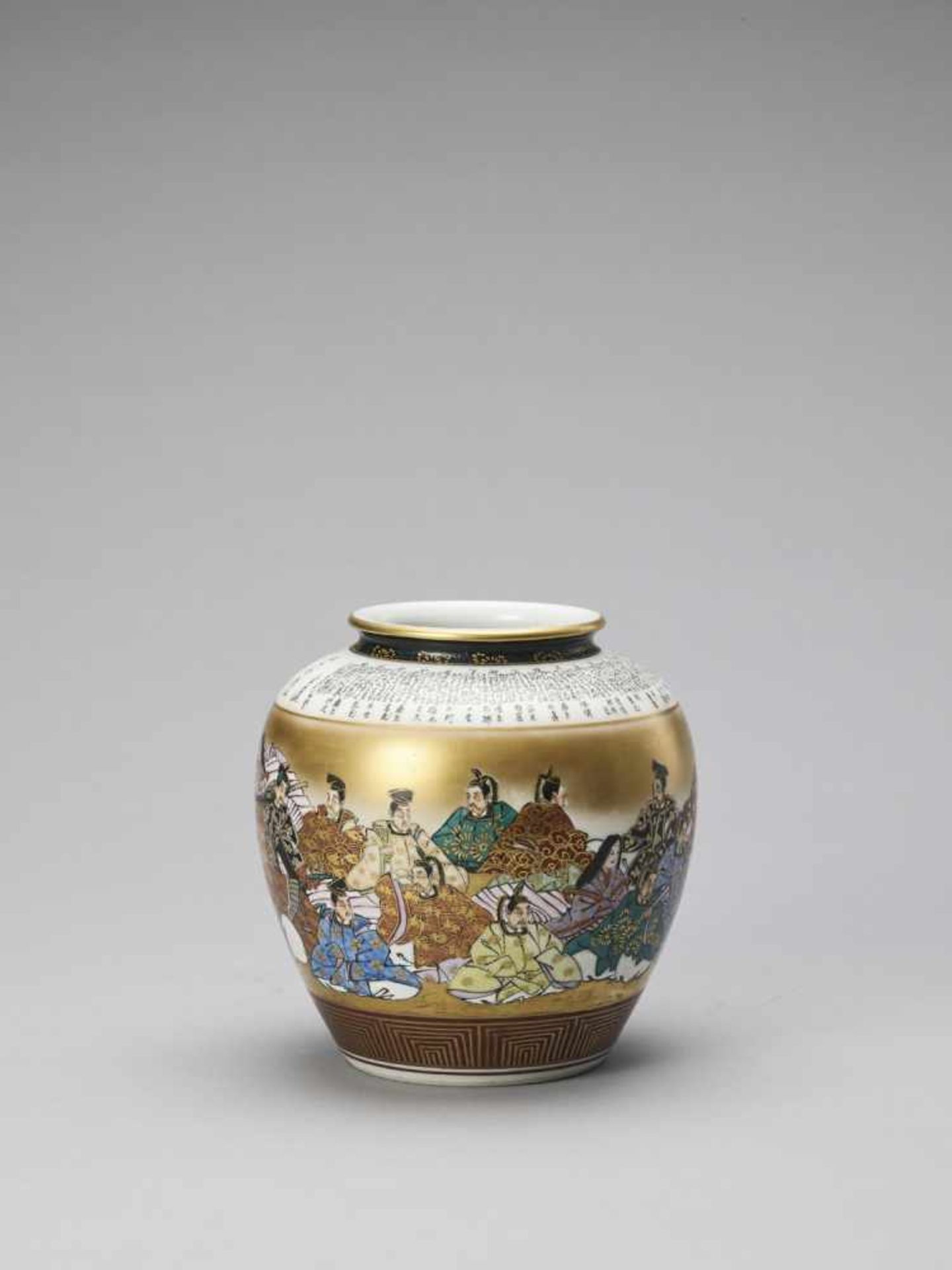 A JAPANESE PAINTED CERAMIC KUTANI VASE - Image 5 of 10