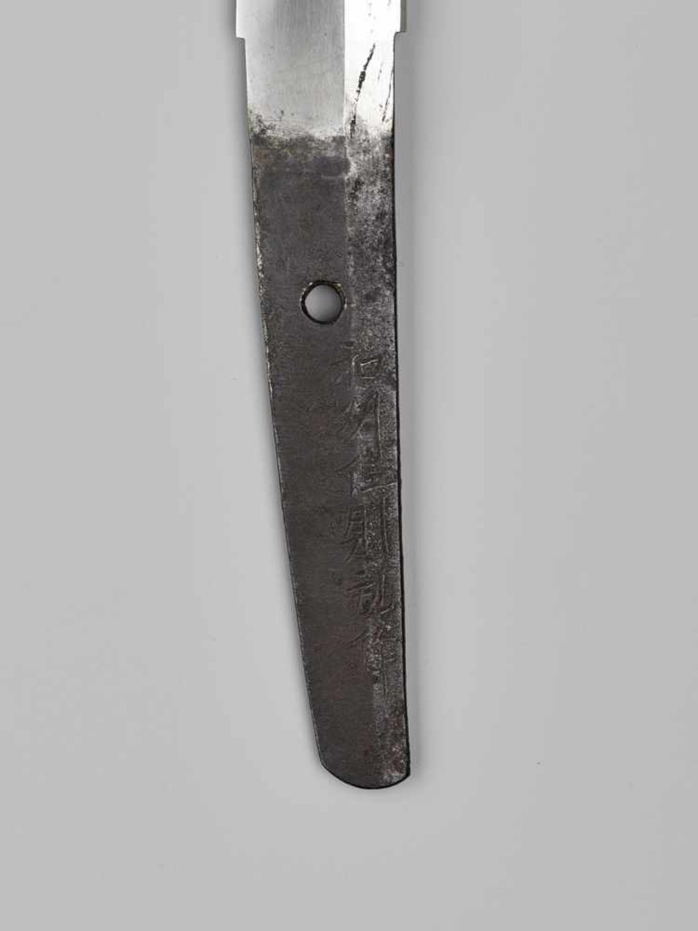 NORIMITSU: A WAKIZASHI WITH HORIMONO IN KOSHIRAE - Image 9 of 15