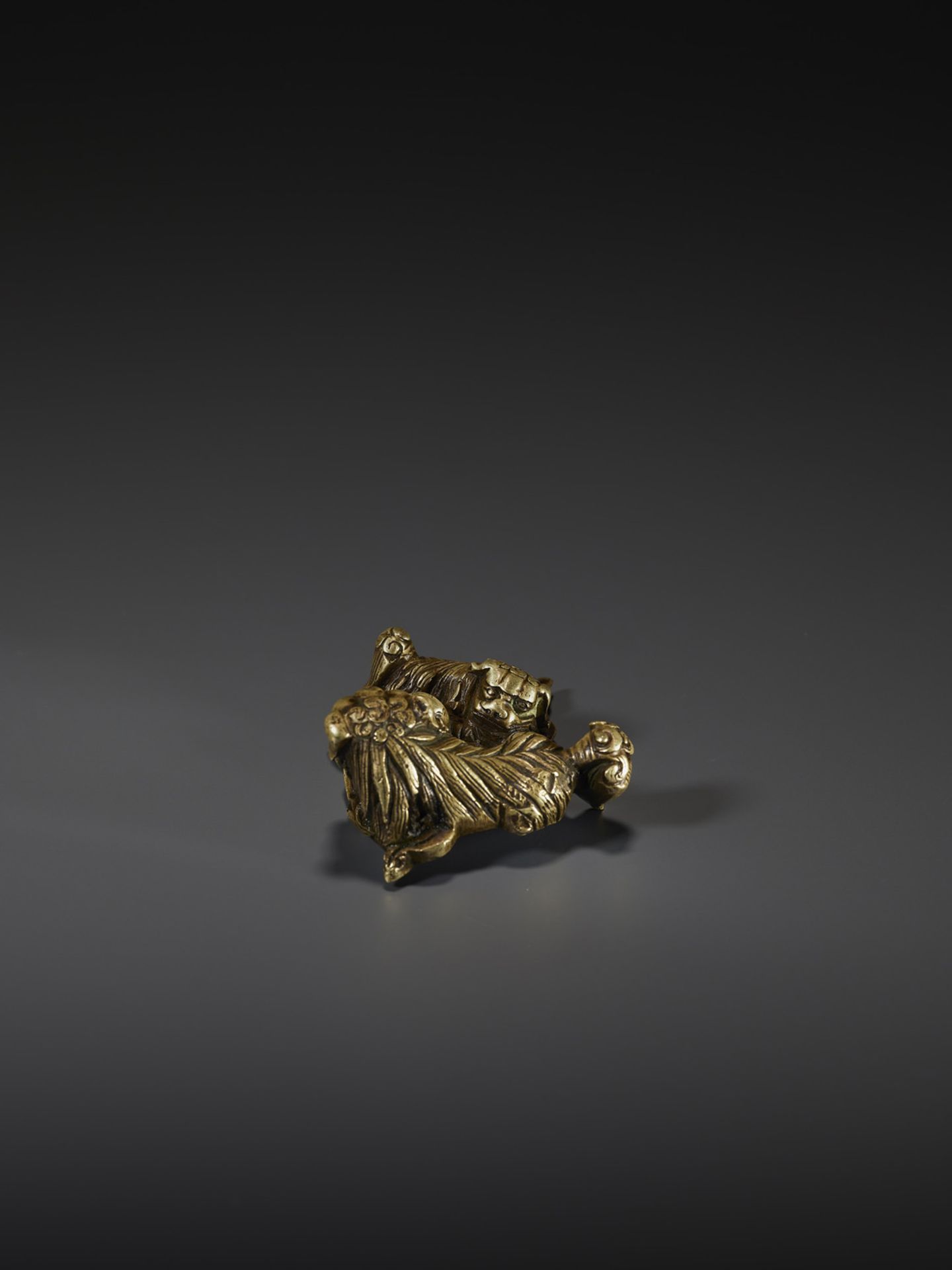 A SHISHI BRONZE SCROLL WEIGHT - Bild 4 aus 8