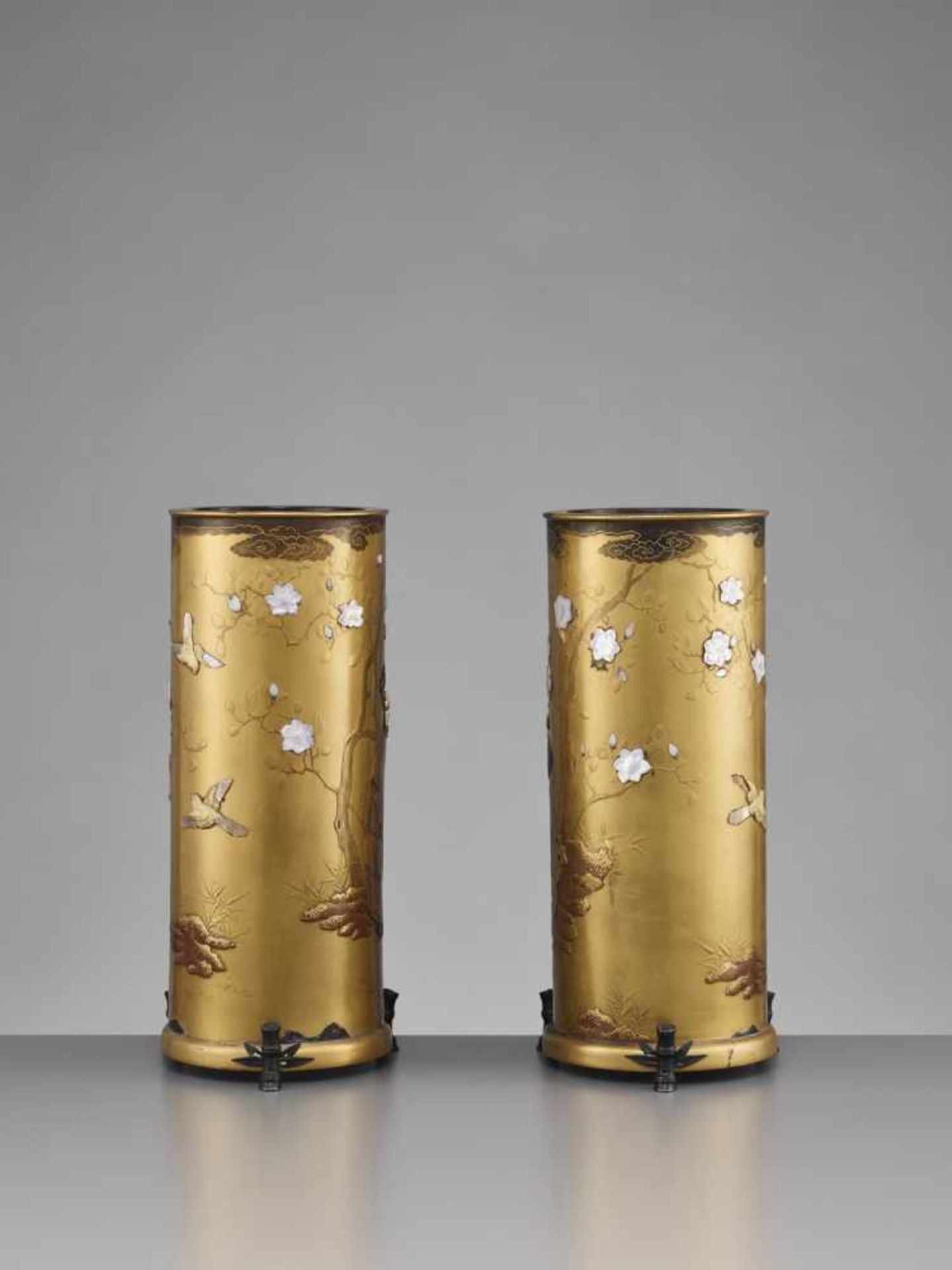 A FINE PAIR OF LACQUERED WOOD AND SHIBAYAMA VASES WITH RAKAN - Image 5 of 13