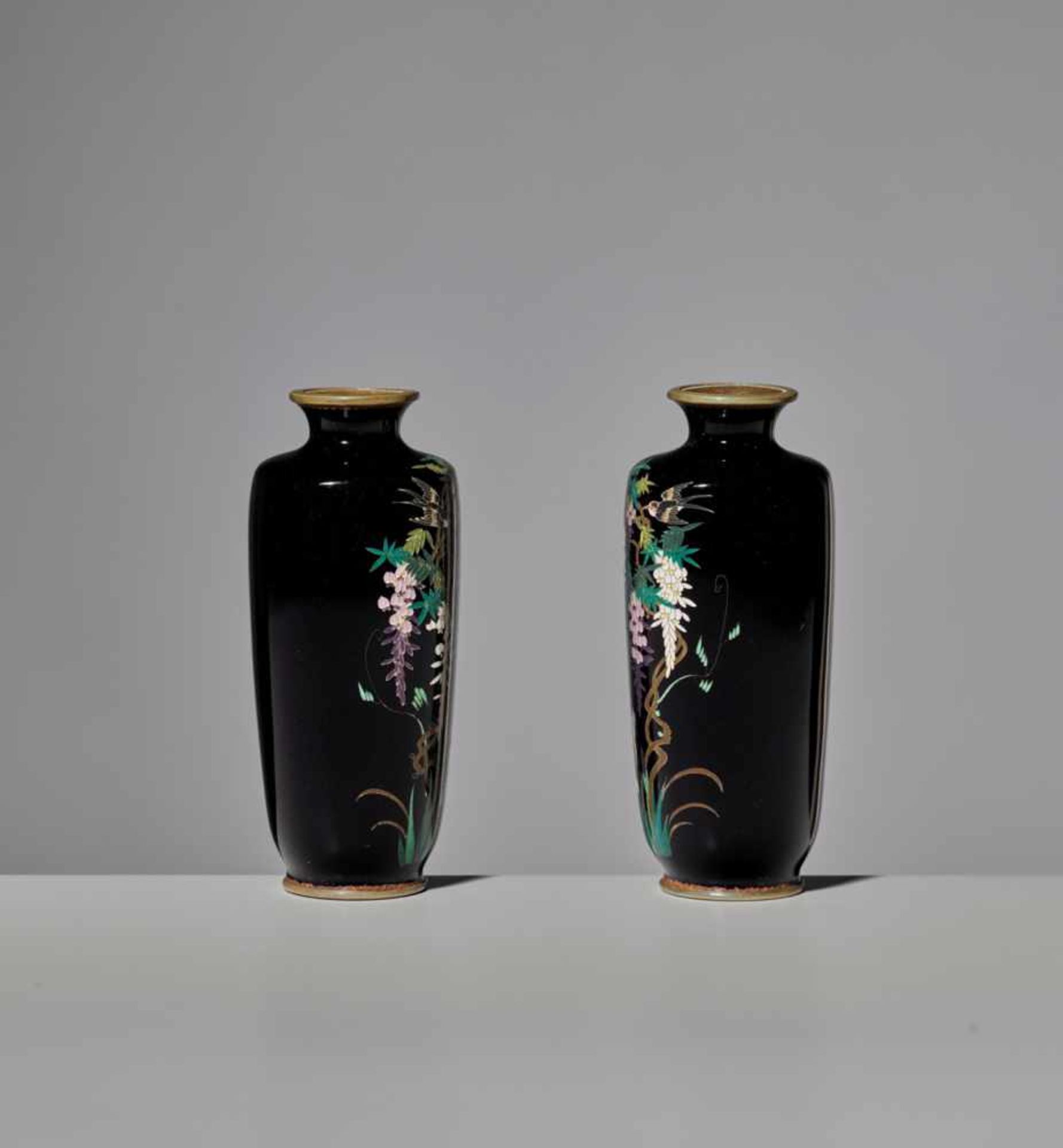 A PAIR OF SMALL CLOISONN É VASES < - Bild 3 aus 9