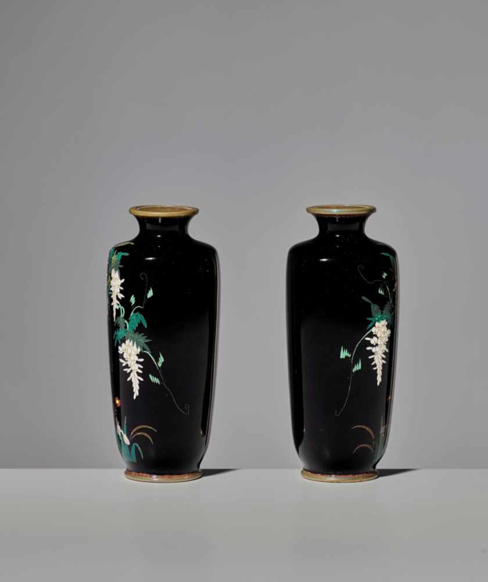 A PAIR OF SMALL CLOISONN É VASES < - Bild 6 aus 9