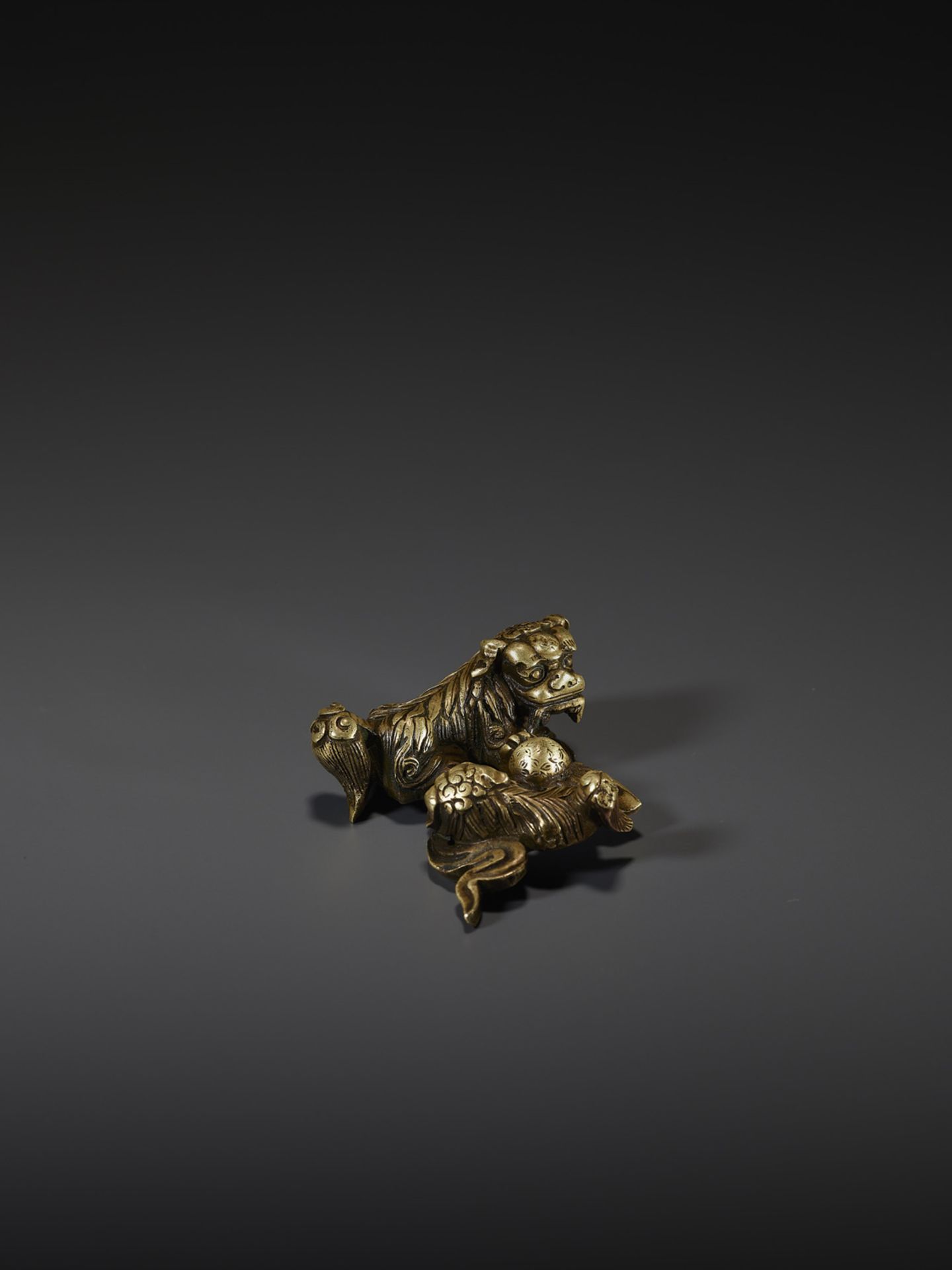 A SHISHI BRONZE SCROLL WEIGHT - Bild 2 aus 8