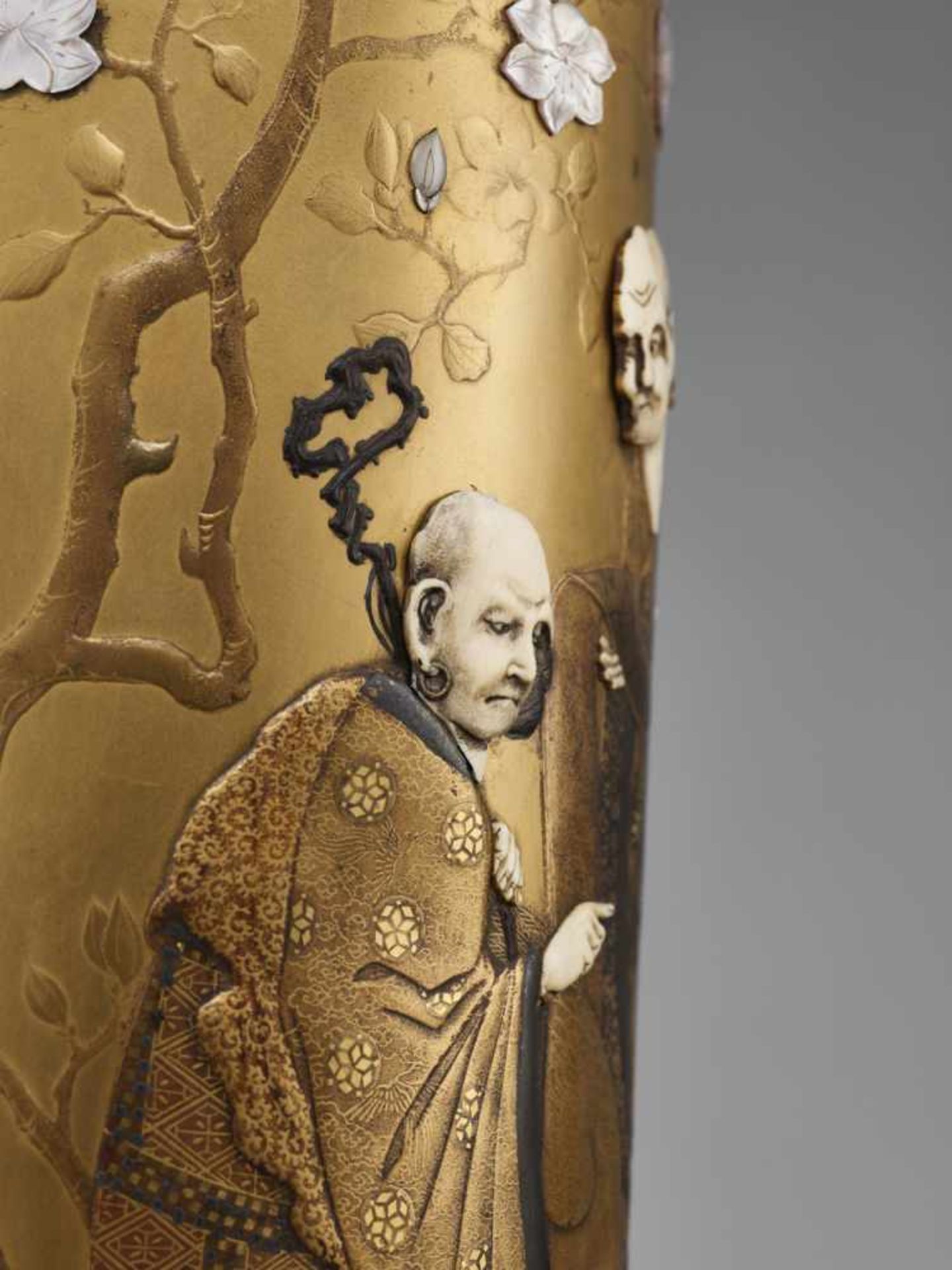 A FINE PAIR OF LACQUERED WOOD AND SHIBAYAMA VASES WITH RAKAN - Image 12 of 13
