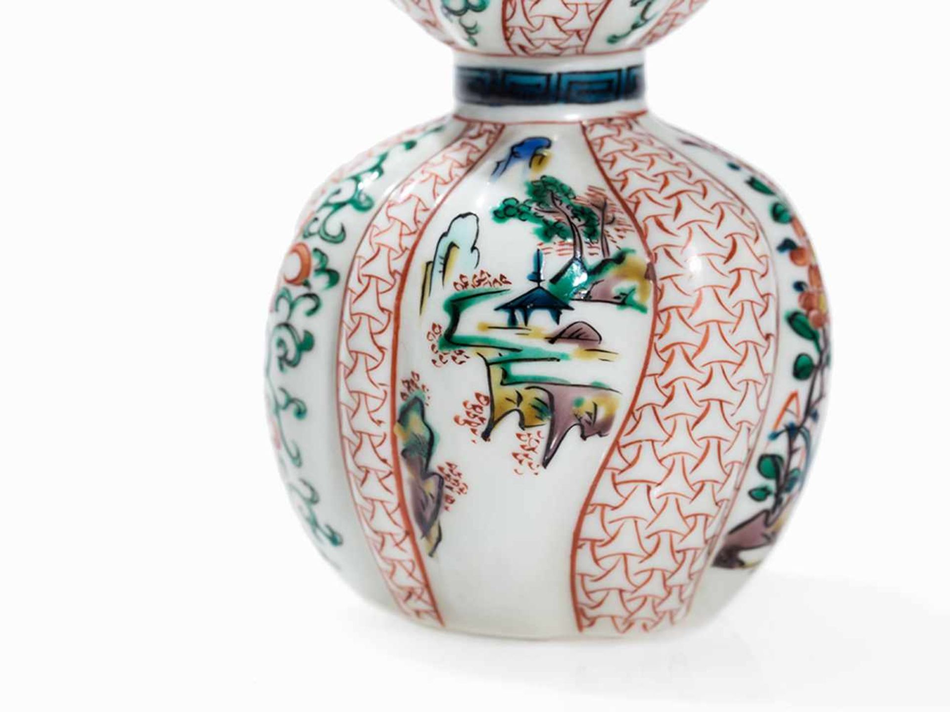 A PORCELAIN KUTANI DOUBLE GOURD TOKKURI WITH POLYCHROME PAINTING - Image 5 of 6