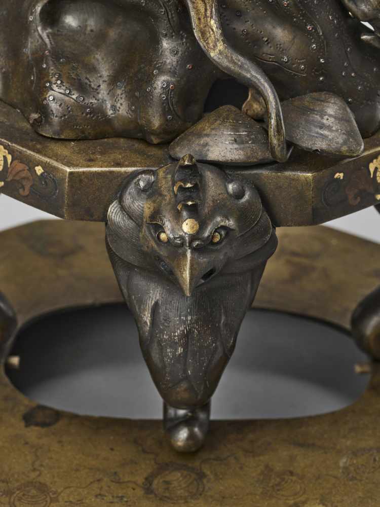 A LARGE AND SPECTACULAR SILVER AND GOLD INLAID KORO (INCENSE BURNER) - Image 4 of 14