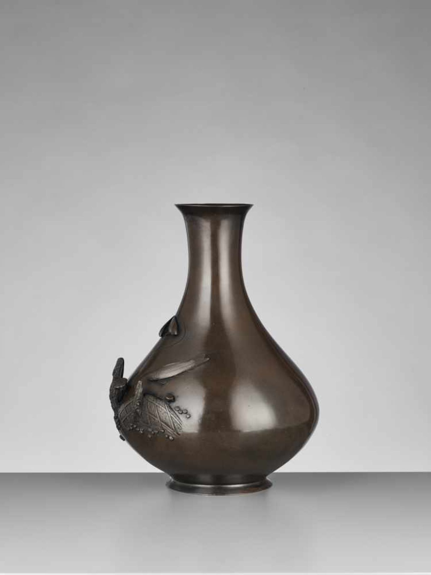 RINSHOSAI: A PEAR-SHAPED BRONZE VASE - Bild 4 aus 10