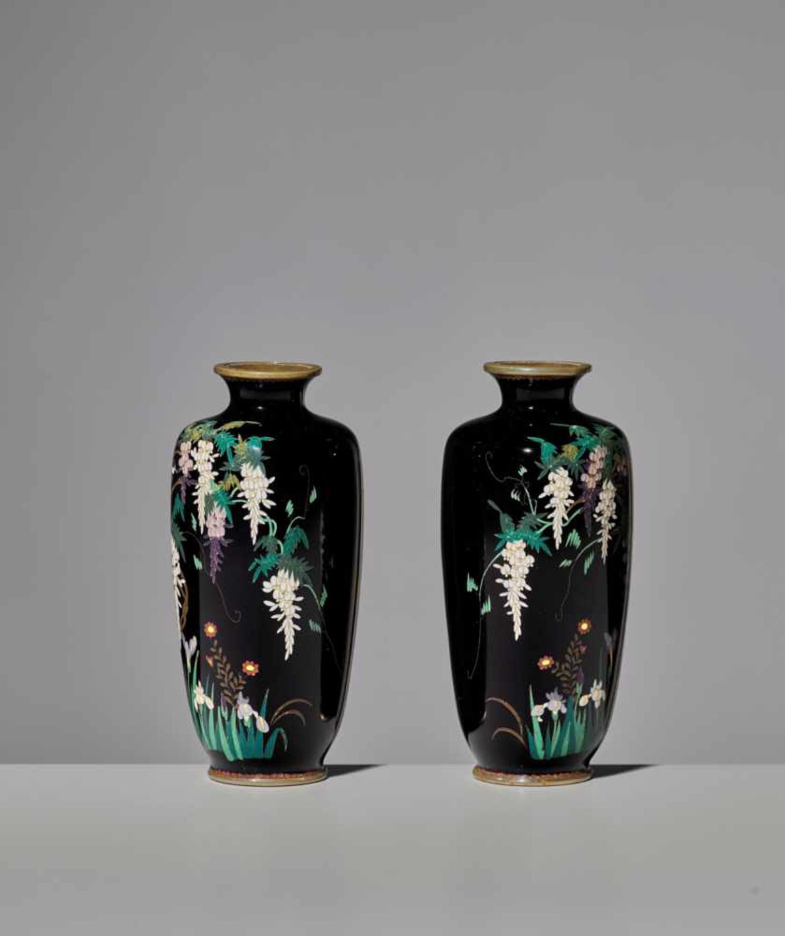 A PAIR OF SMALL CLOISONN É VASES < - Bild 7 aus 9