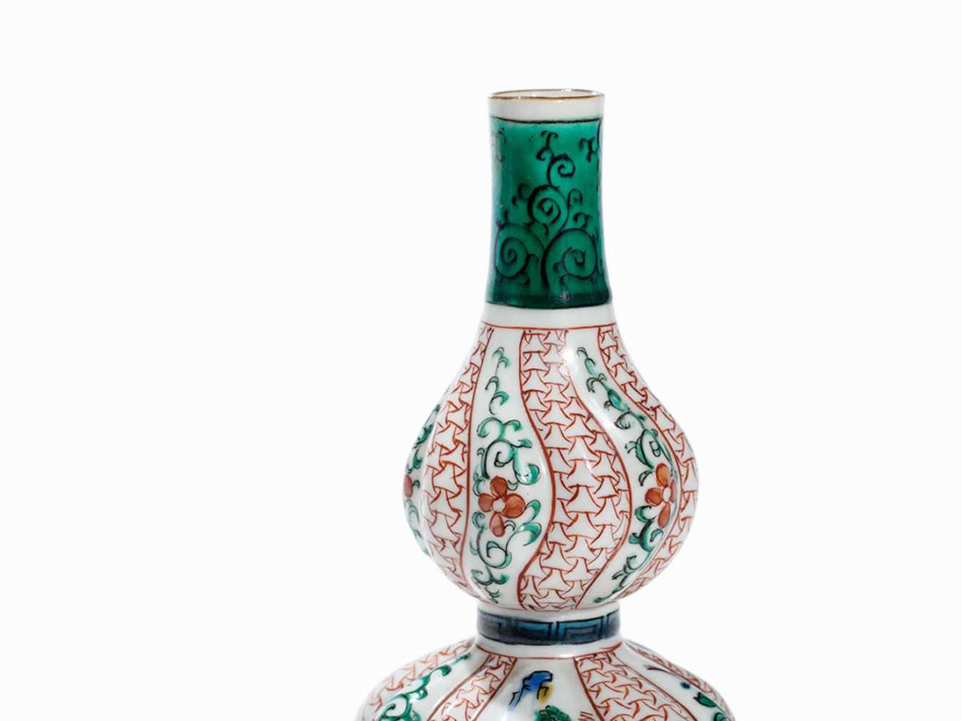 A PORCELAIN KUTANI DOUBLE GOURD TOKKURI WITH POLYCHROME PAINTING - Image 2 of 6