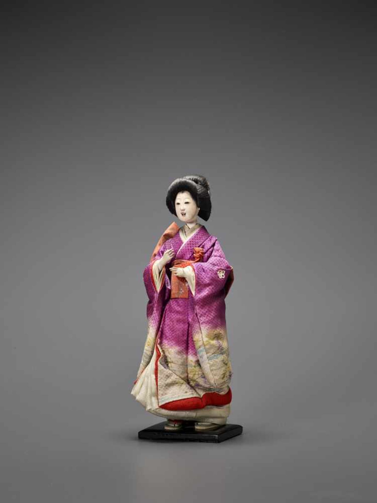 A FABRIC DOLL OF A GEISHA - Bild 3 aus 10