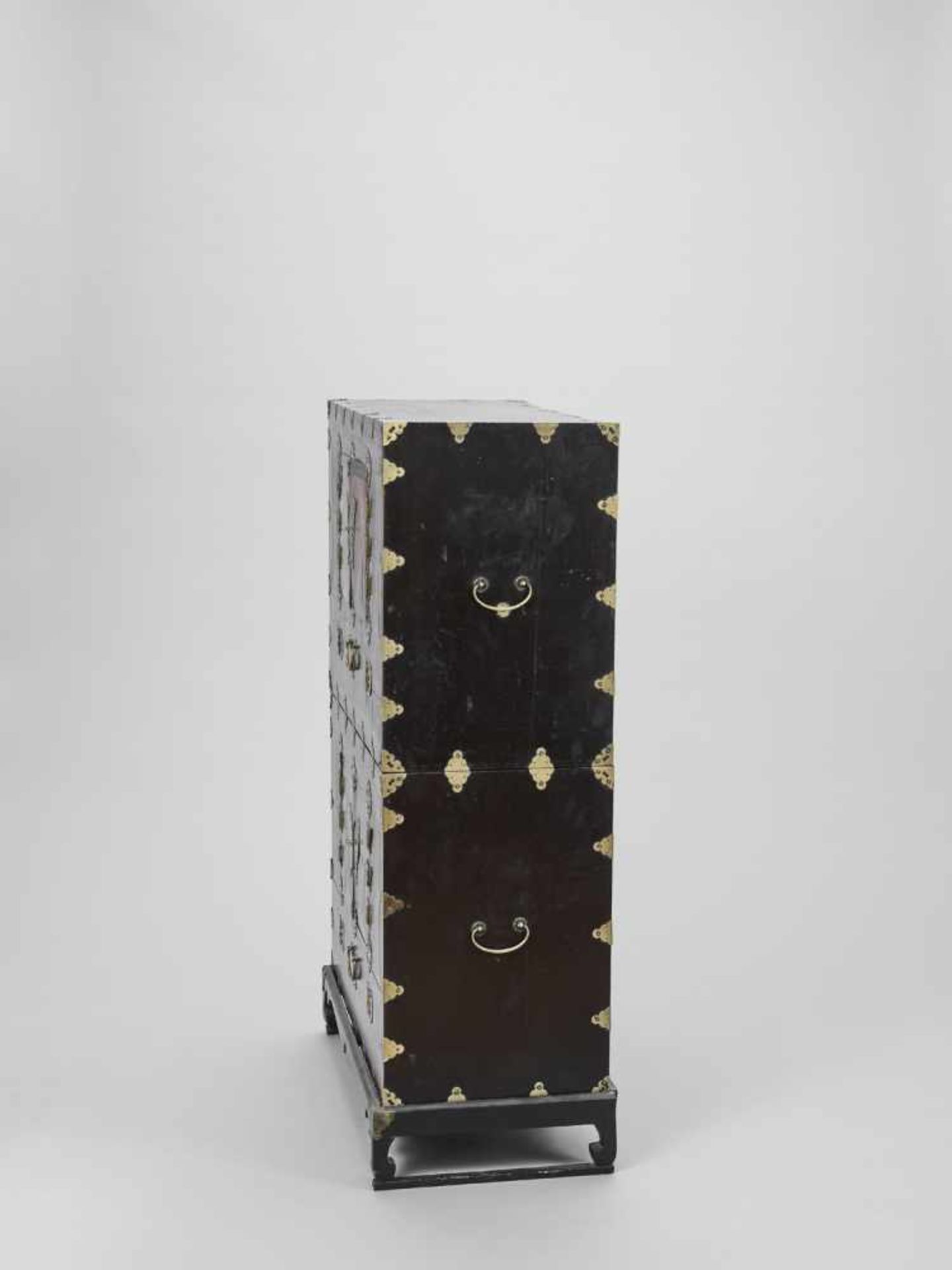 A KOREAN PORTABLE ‘DOUBLE ’ CABINET, LATE 19th CENTURY <br - Bild 4 aus 7