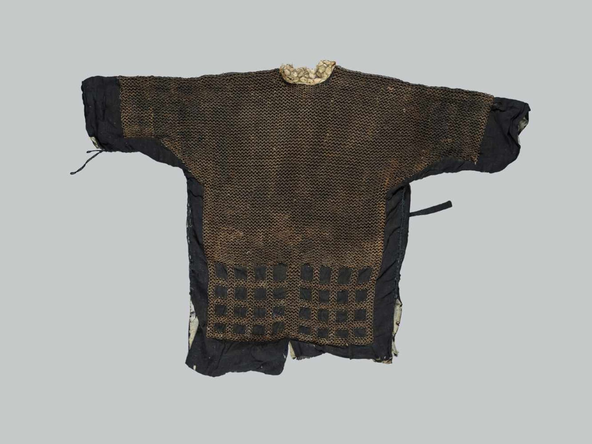 A KUSARI KATABIRA (CHAIN-MAIL JACKET) - Bild 2 aus 3