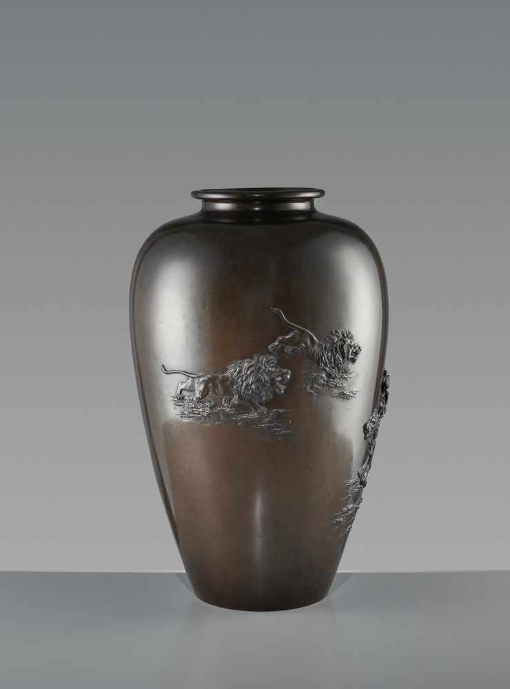 GENRYUSAI SEIYA: A MONUMENTAL ‘PRIDE OF LIONS’ BRONZE VASE <br - Image 6 of 9