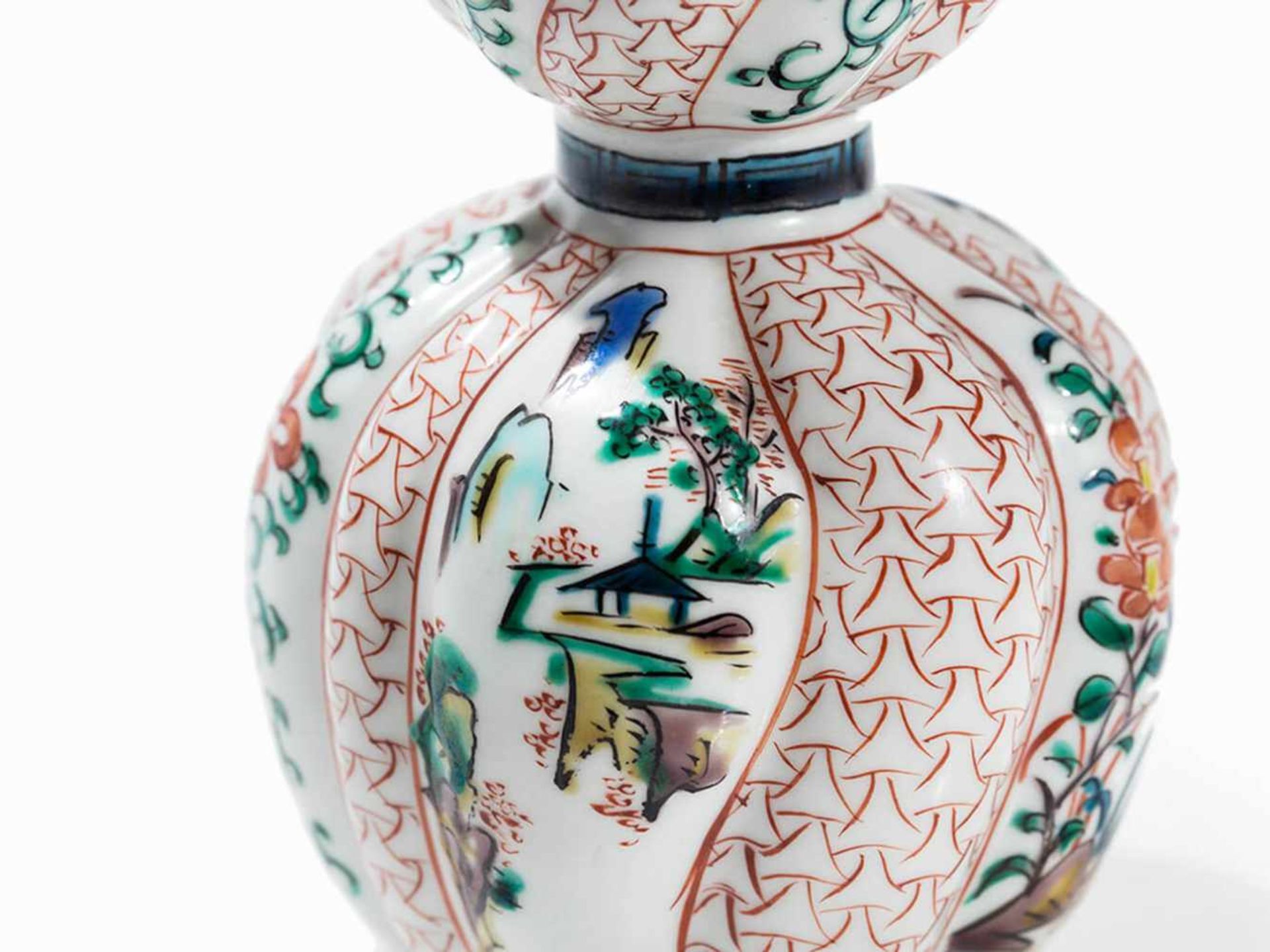 A PORCELAIN KUTANI DOUBLE GOURD TOKKURI WITH POLYCHROME PAINTING - Bild 6 aus 6