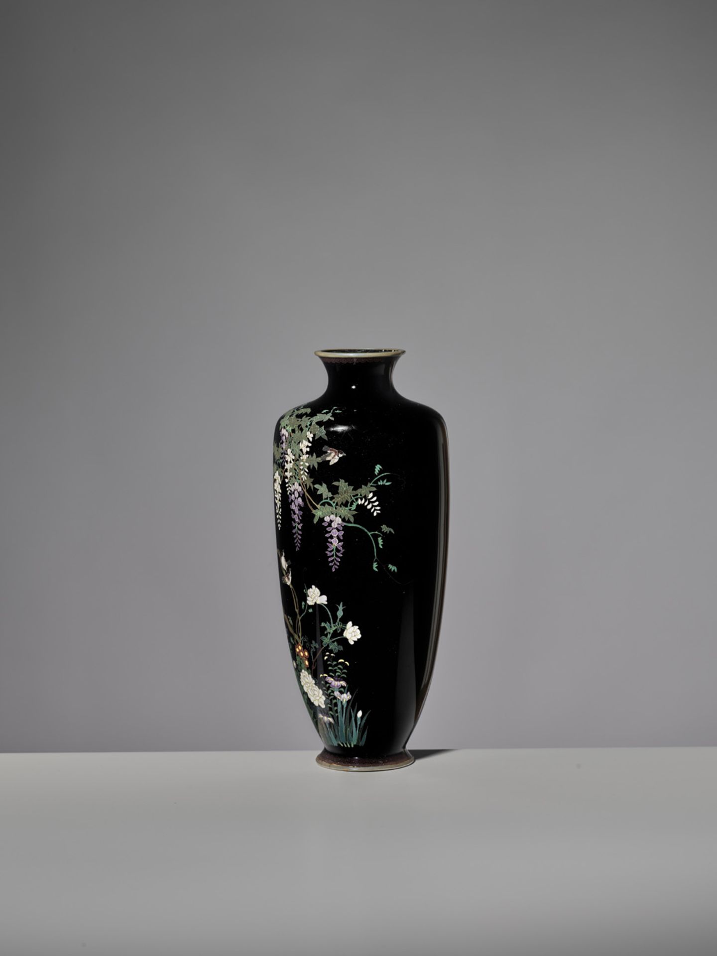 A FINE CLOISONNÉ ENAMEL VASE IN THE MANNER OF HAYASHI KODENJI < - Bild 3 aus 8