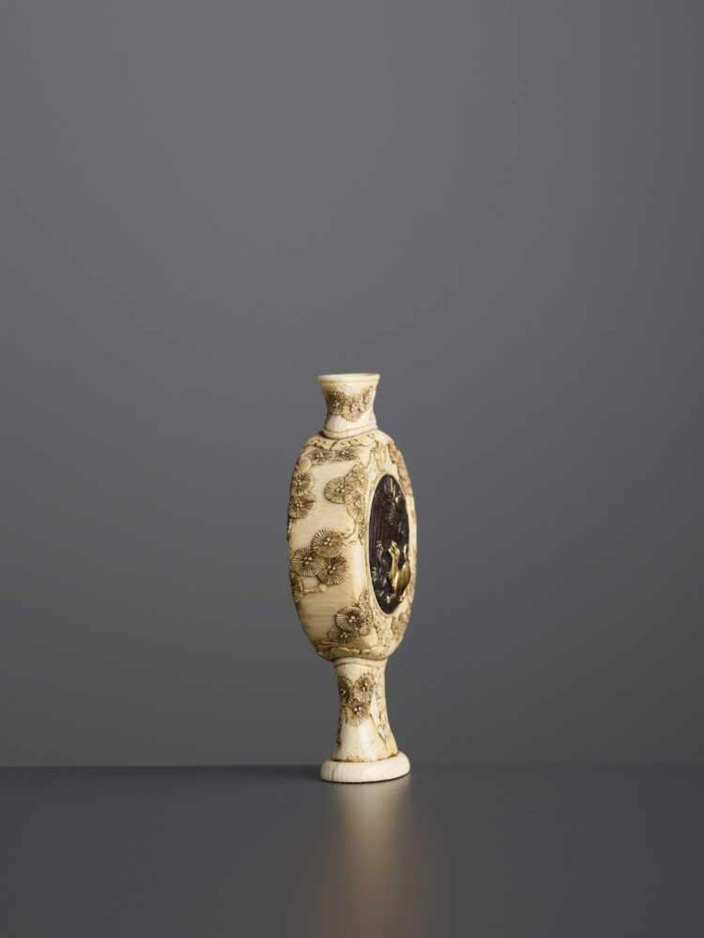 A RARE INLAID IVORY MOONFLASK - Image 4 of 8