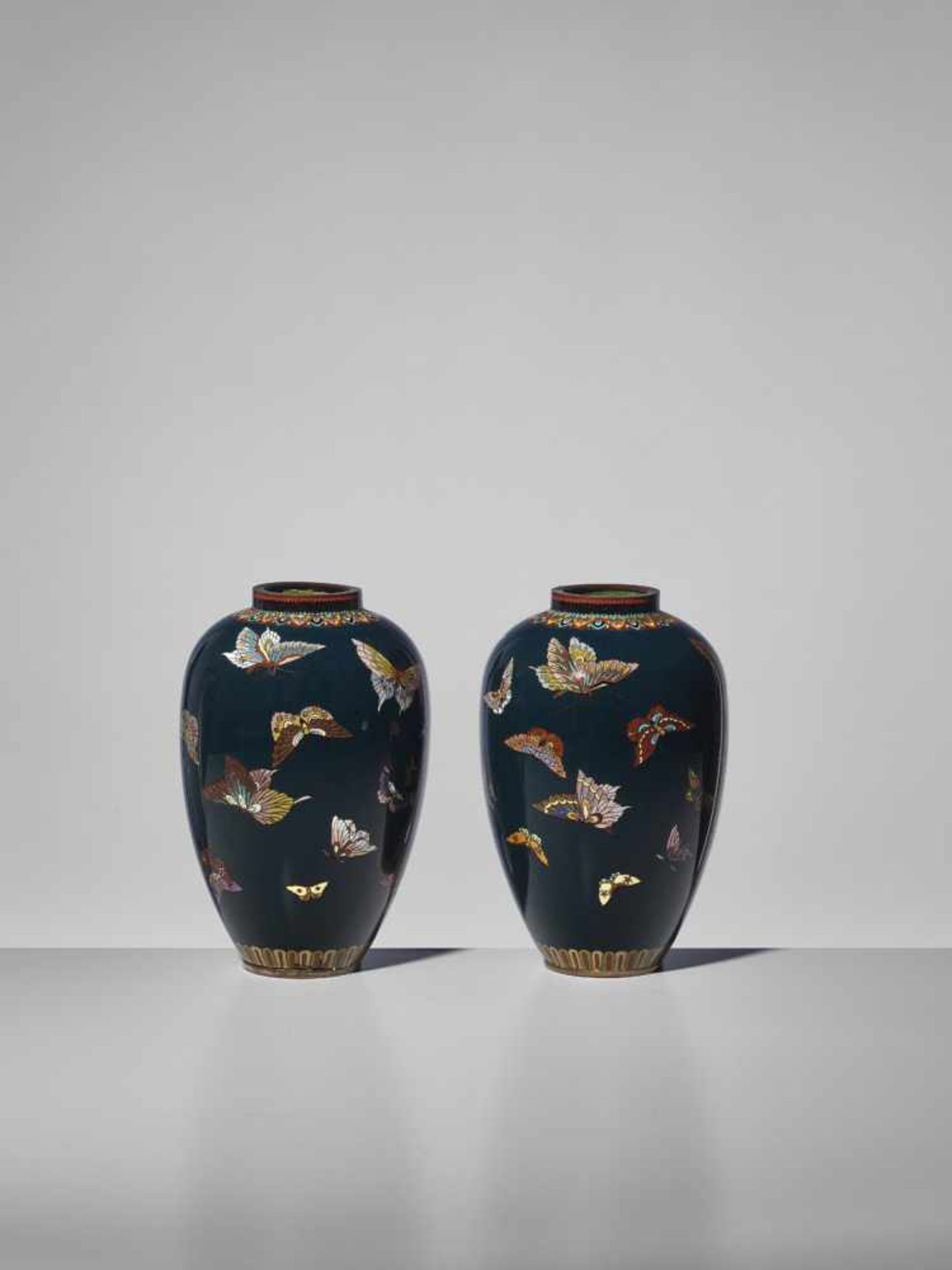 A PAIR OF CLOISONNE ENAMEL VASES WITH BUTTERFLIES - Bild 4 aus 6