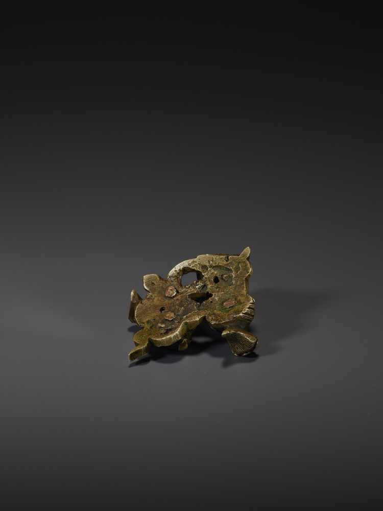 A SHISHI BRONZE SCROLL WEIGHT - Image 8 of 8