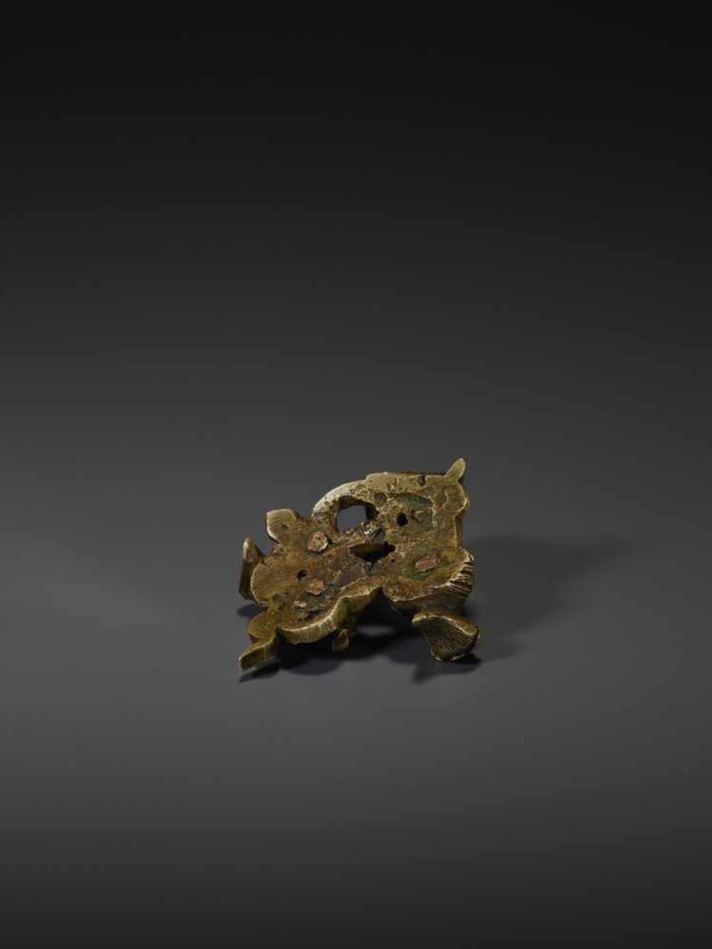 A SHISHI BRONZE SCROLL WEIGHT - Bild 8 aus 8