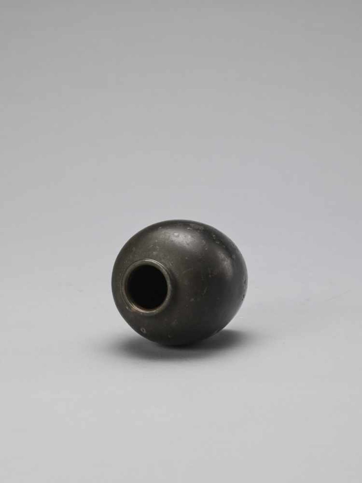 A SMALL SILVER INLAID BRONZE VASE - Image 5 of 7