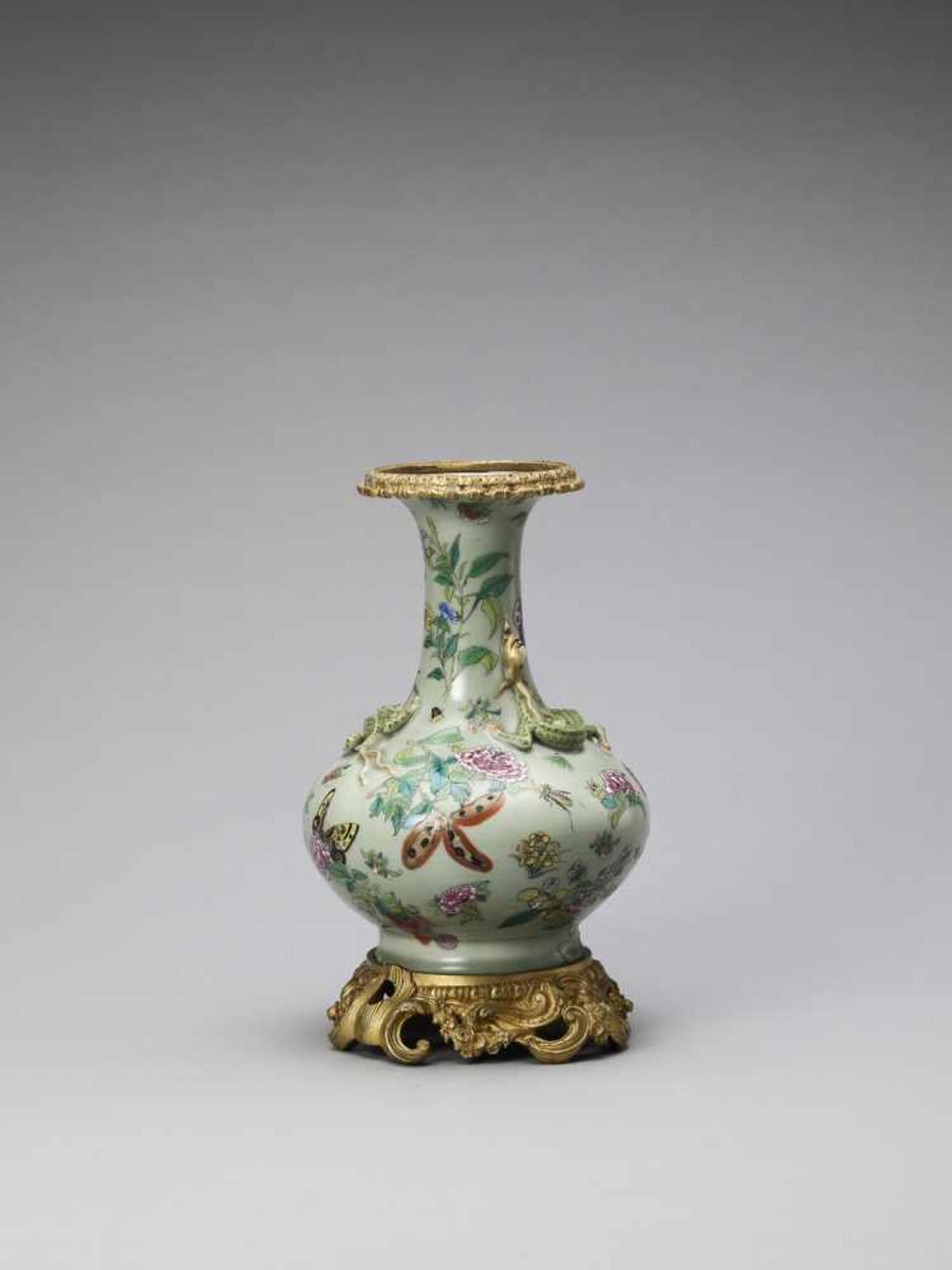 AN ORMOLU-MOUNTED CELADON GLAZED AND ENAMEL PAINTED VASE, QING - Bild 5 aus 8