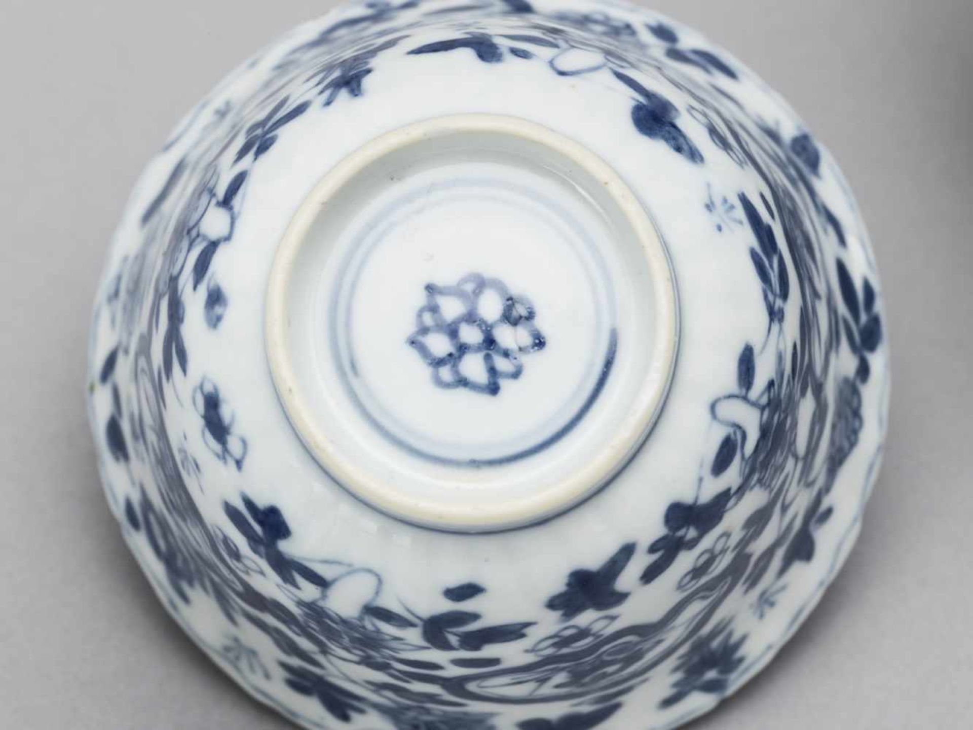 A GROUP OF FIVE BLUE AND WHITE PORCELAIN BOWLS - Image 8 of 10