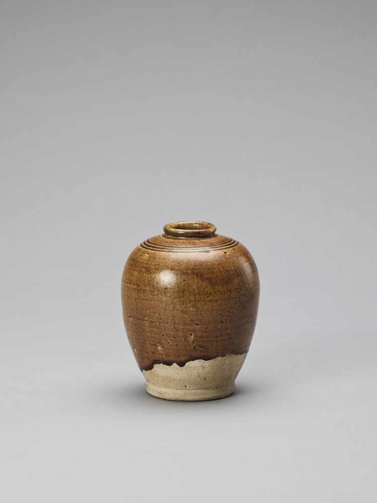 AN OCHRE BROWN-GLAZED POTTERY JAR, TANG - Image 3 of 6