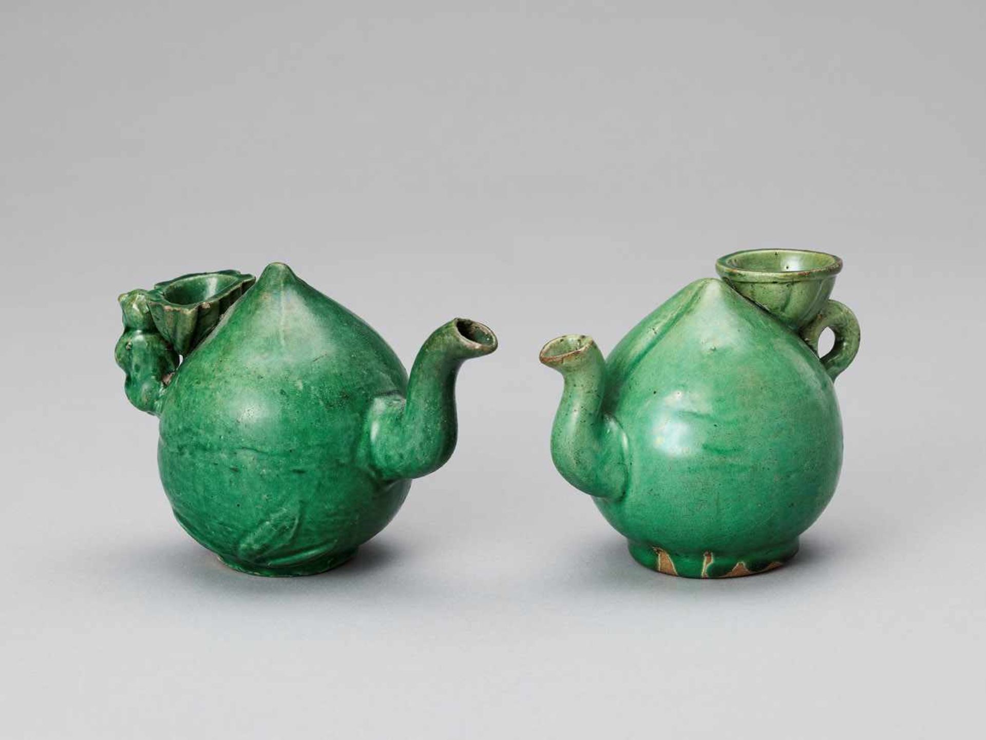 A PAIR OF EMERALD GREEN GLAZED POTTERY PEACH FORM WATER DROPPERS, KANGXI - Bild 2 aus 8