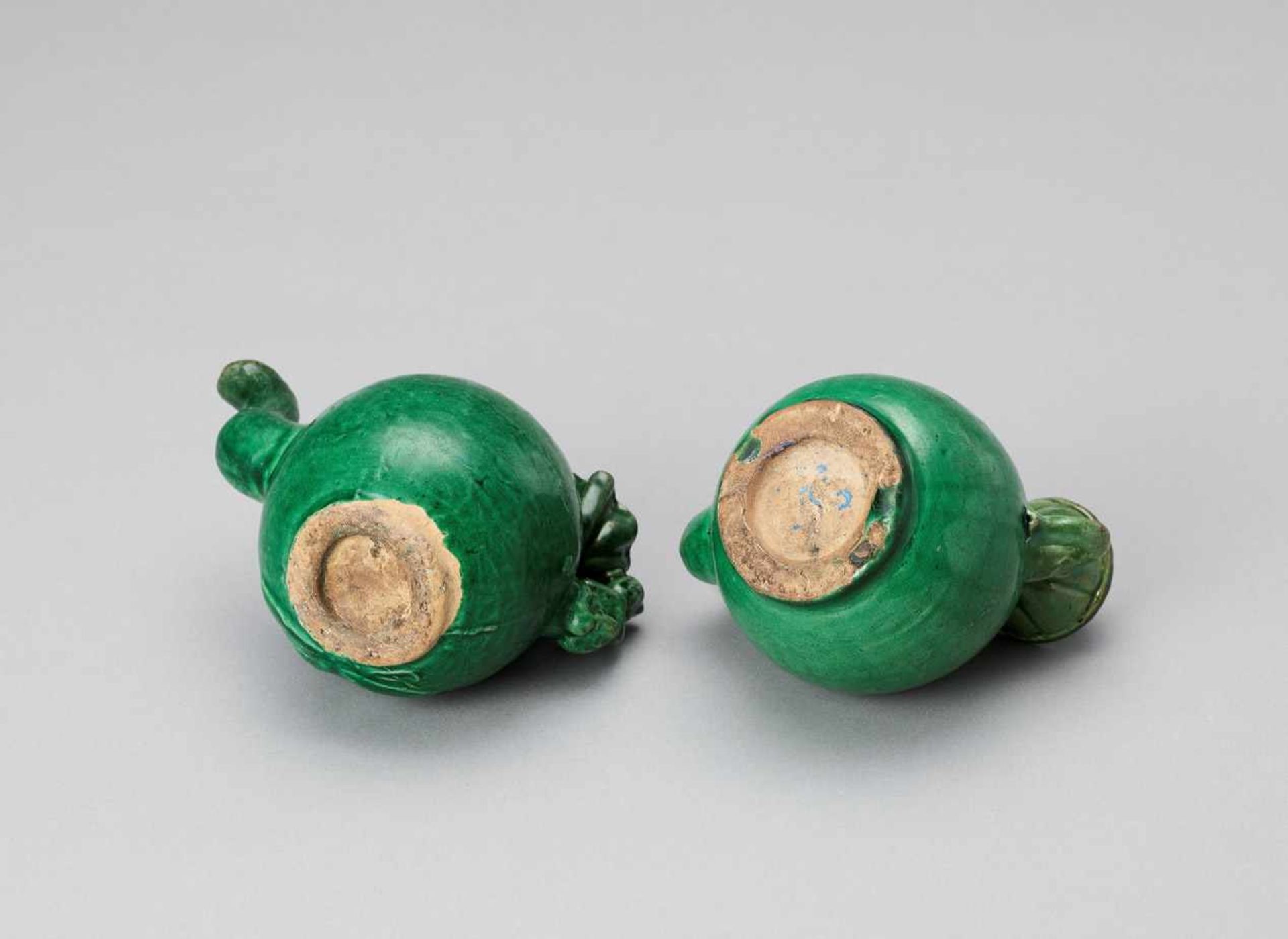 A PAIR OF EMERALD GREEN GLAZED POTTERY PEACH FORM WATER DROPPERS, KANGXI - Image 8 of 8