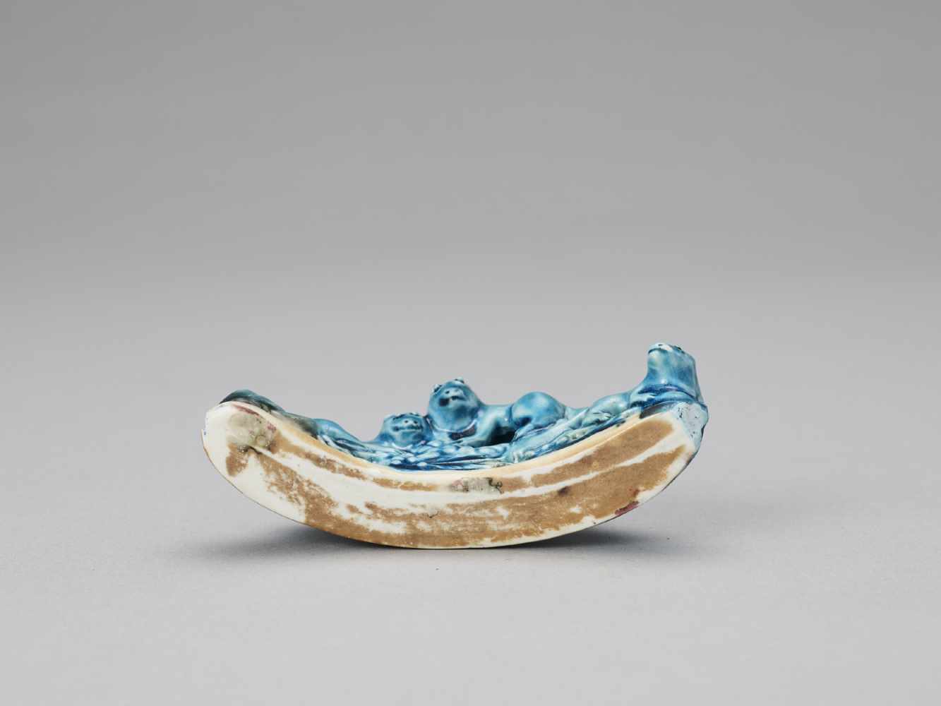 A ‘SQUIRRELS AND GRAPES’ PORCELAIN BRUSH REST, KANGXI <br - Image 7 of 7