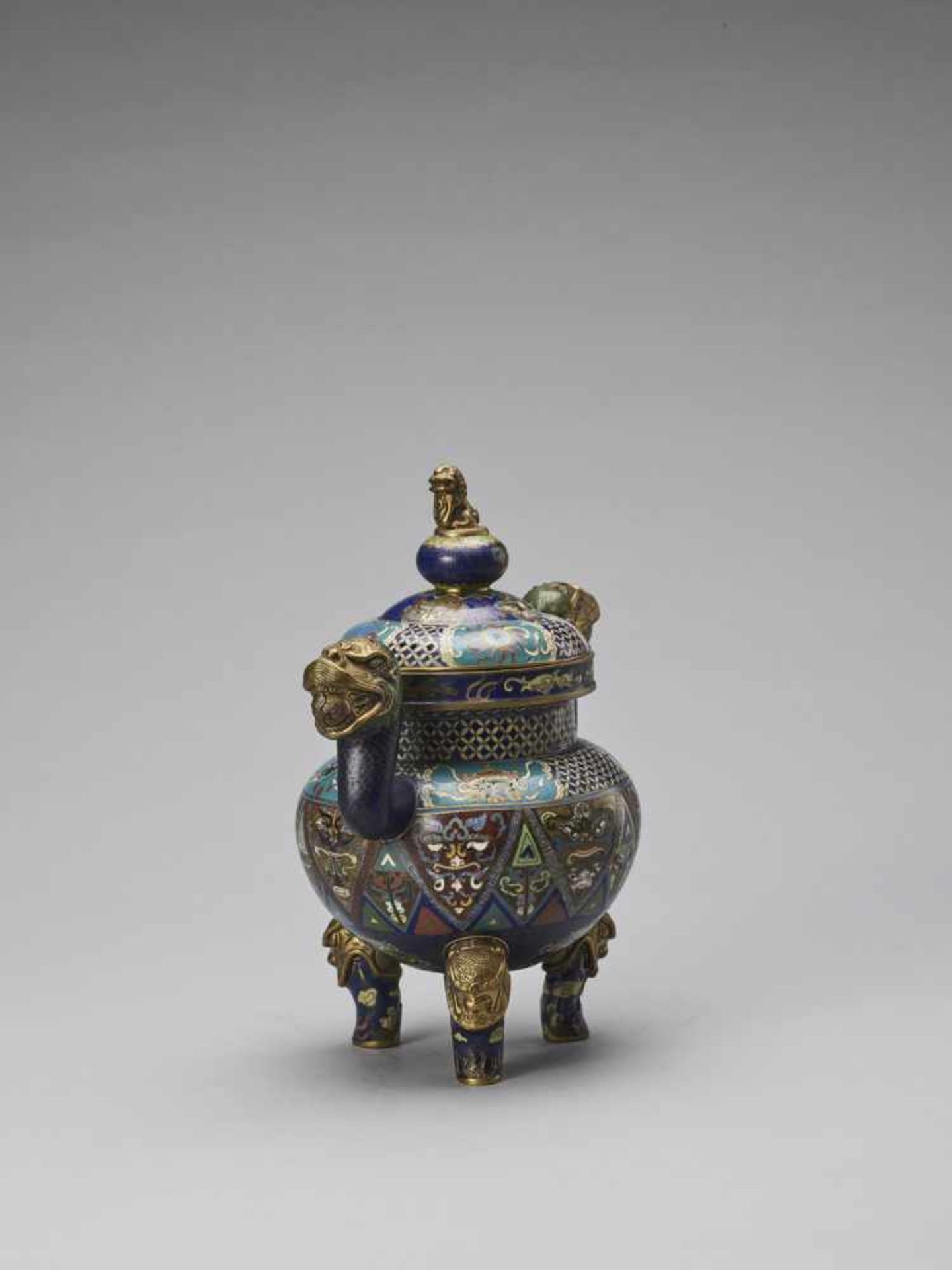 A CLOISONNÉ TRIPOD CENSER AND COVER, LATE QING < - Bild 3 aus 8