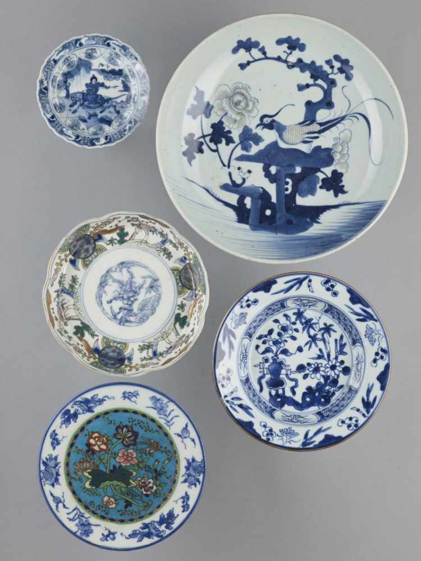 A GROUP OF 13 PORCELAIN PLATES - Bild 6 aus 9