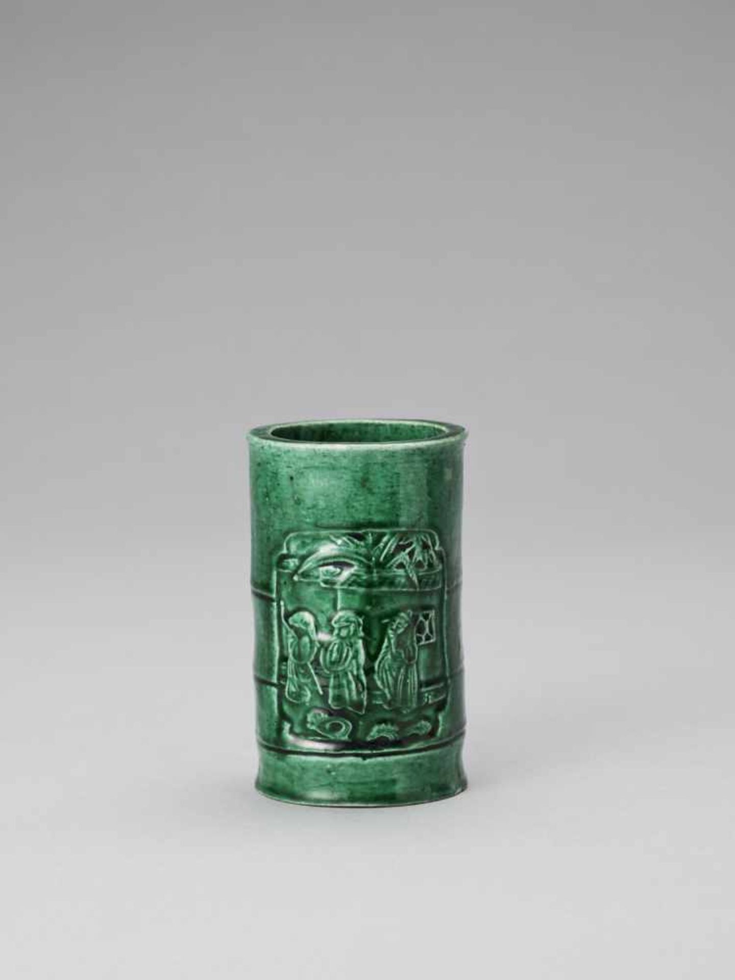 AN EMERALD GREEN GLAZED POTTERY ‘WEIQI PLAYERS’ BITONG, KANGXI <br