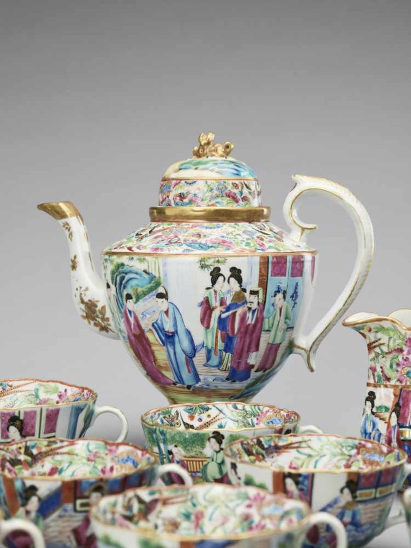 A CANTON EXPORT FAMILLE ROSE AND GILT PORCELAIN TEA SERVICE, QING - Bild 10 aus 16