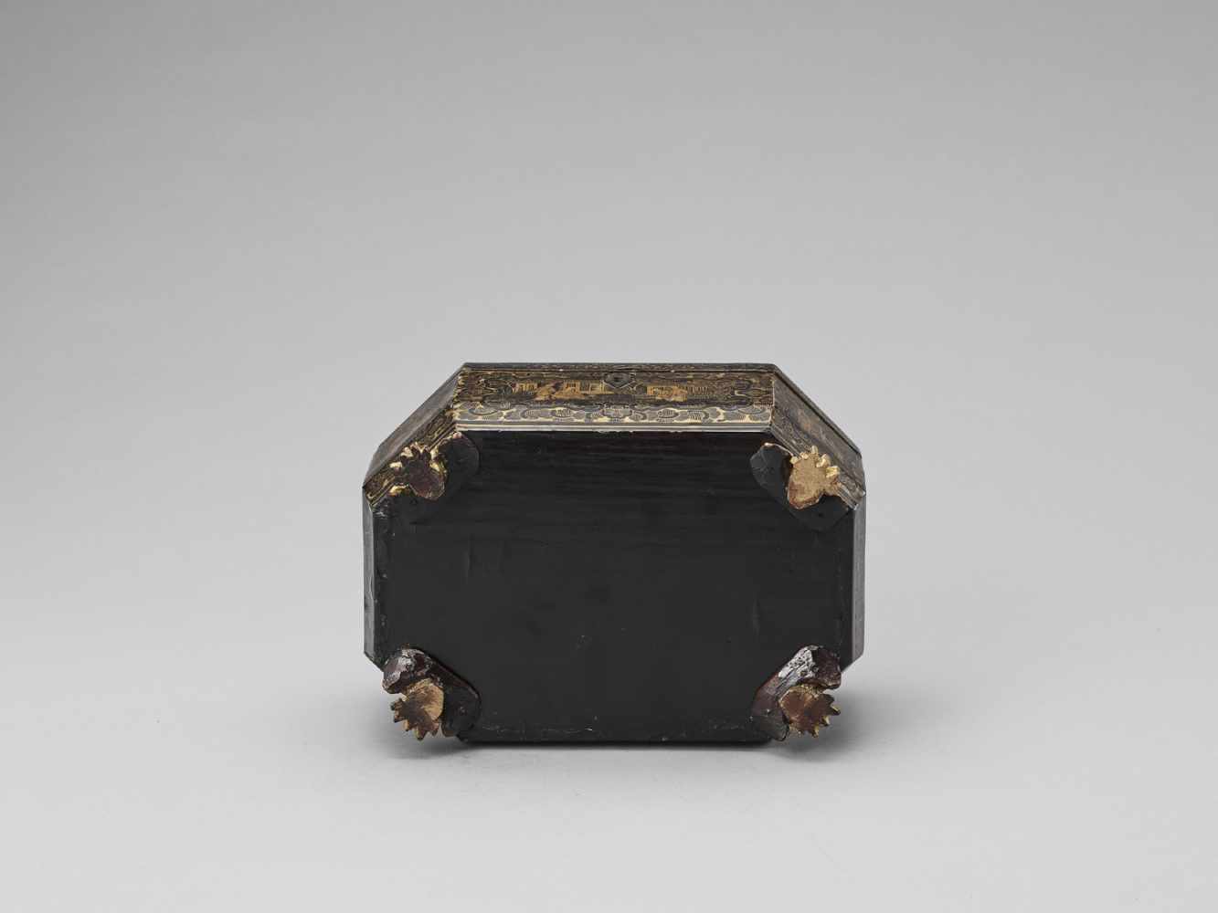 A CANTON LACQUER HEXAGONAL TEA CADDY WITH ORIGINAL TEA CONTAINERS, QING - Image 8 of 8