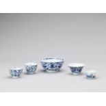 A GROUP OF FIVE BLUE AND WHITE PORCELAIN BOWLS