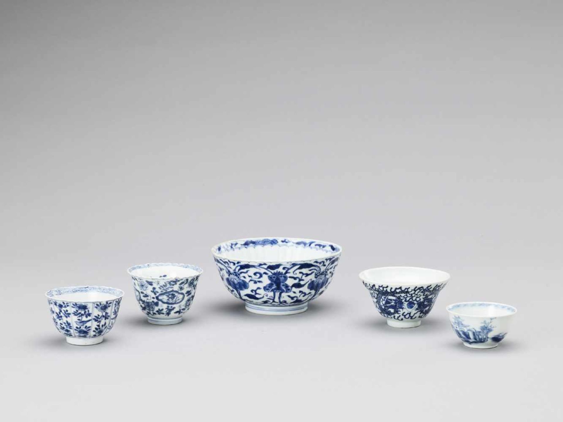 A GROUP OF FIVE BLUE AND WHITE PORCELAIN BOWLS