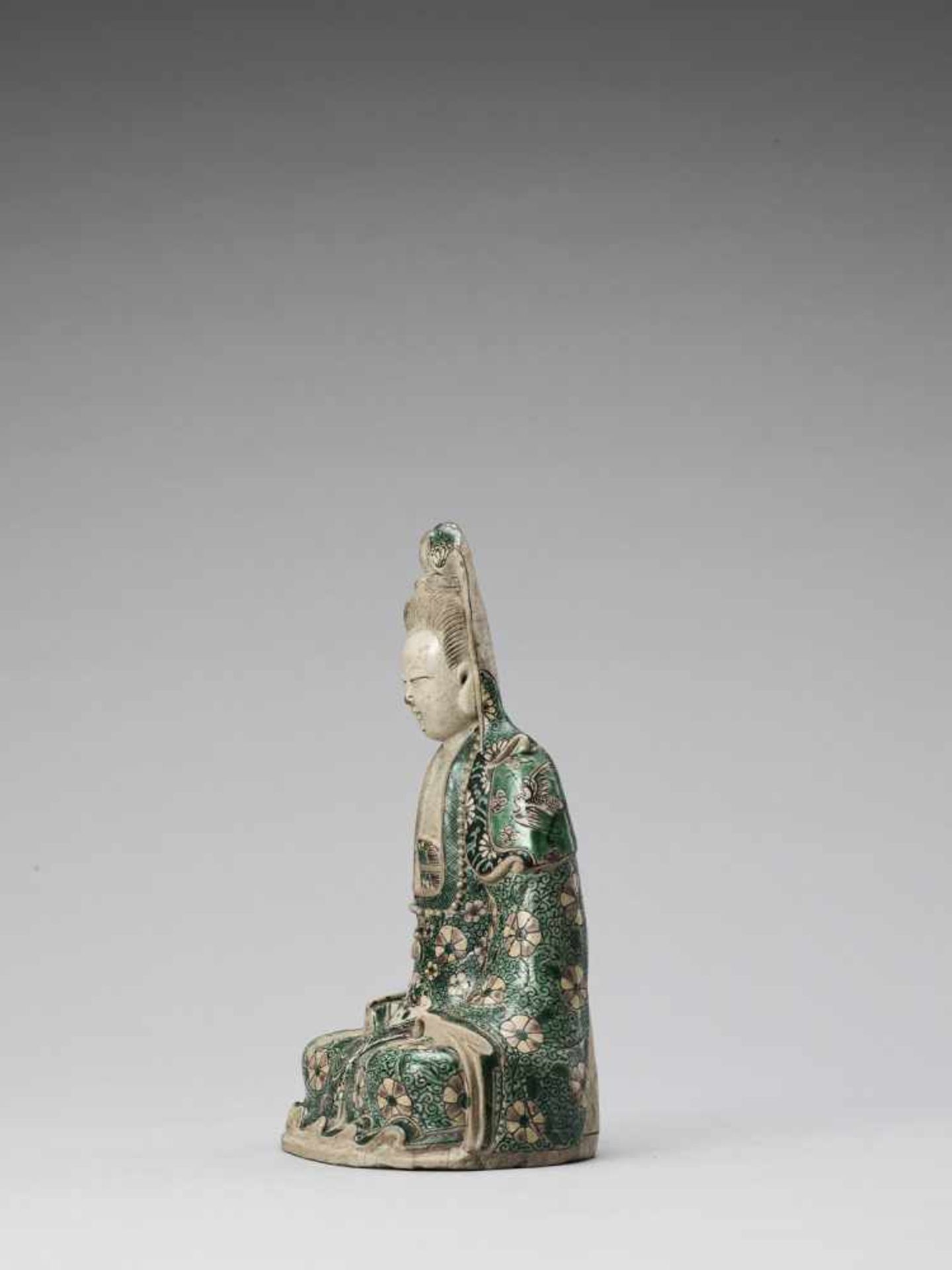 A FAMILLE VERTE BISCUIT PORCELAIN FIGURE OF GUANYIN, KANGXI - Bild 3 aus 6