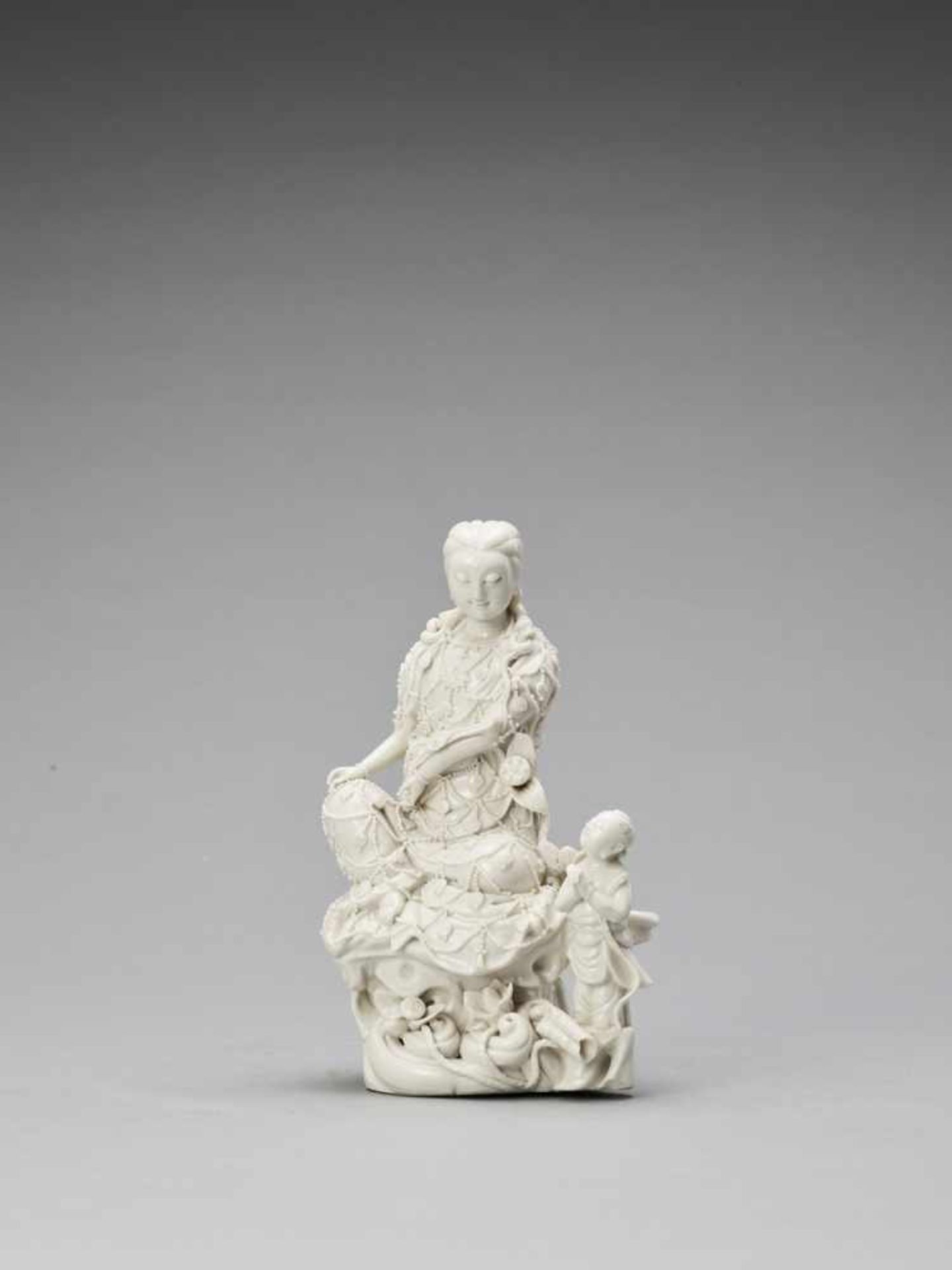 A WHITE GLAZED DEHUA PORCELAIN FIGURE OF GUANYIN AND CHILD, QING - Bild 2 aus 6