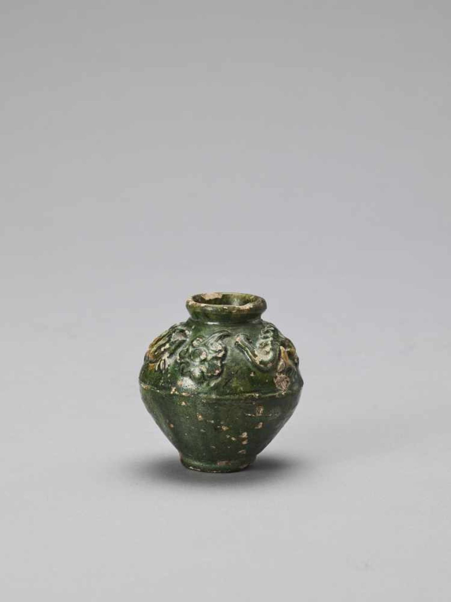 AN EMERALD GREEN-GLAZED CERAMIC MINIATURE URN, TANG - Bild 3 aus 6