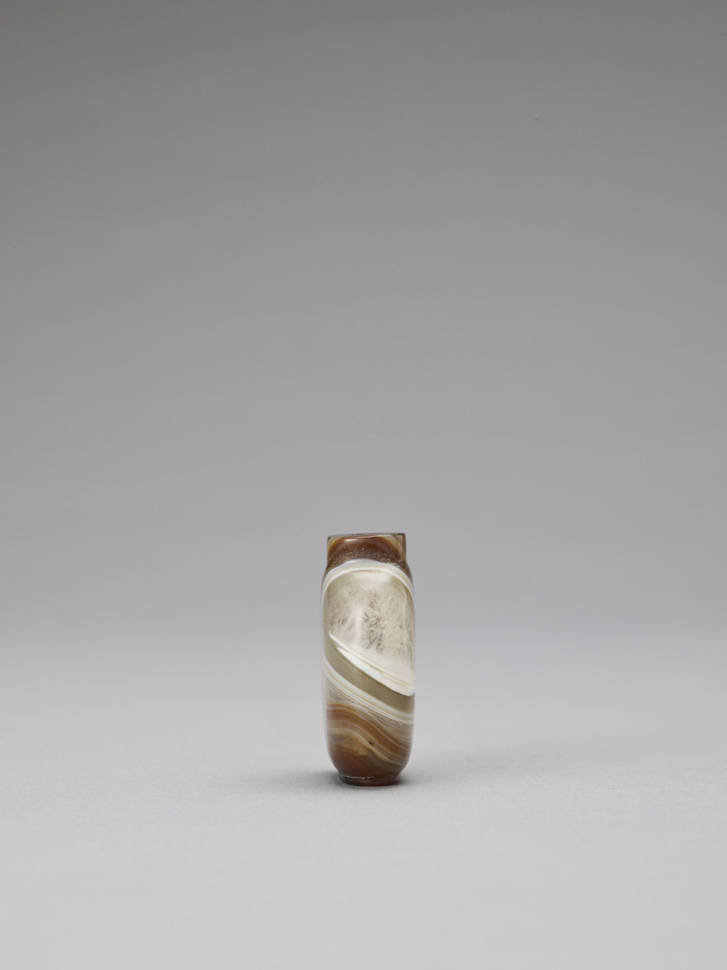 A BANDED AGATE SNUFF BOTTLE, LATE QING TO REPUBLIC - Bild 2 aus 6