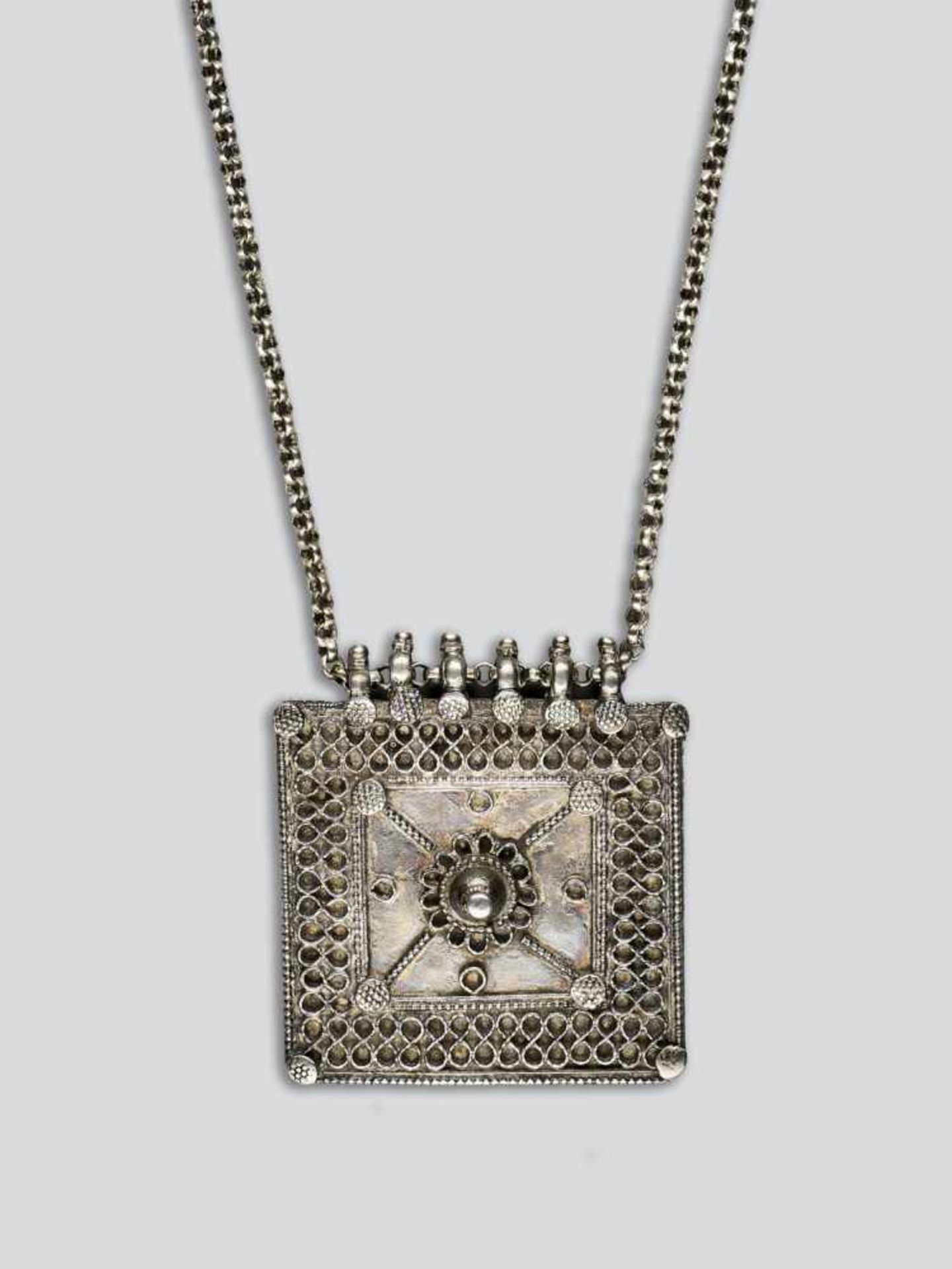 A GAU BOX SILVER PENDANT, 19th CENTURY - Bild 2 aus 4