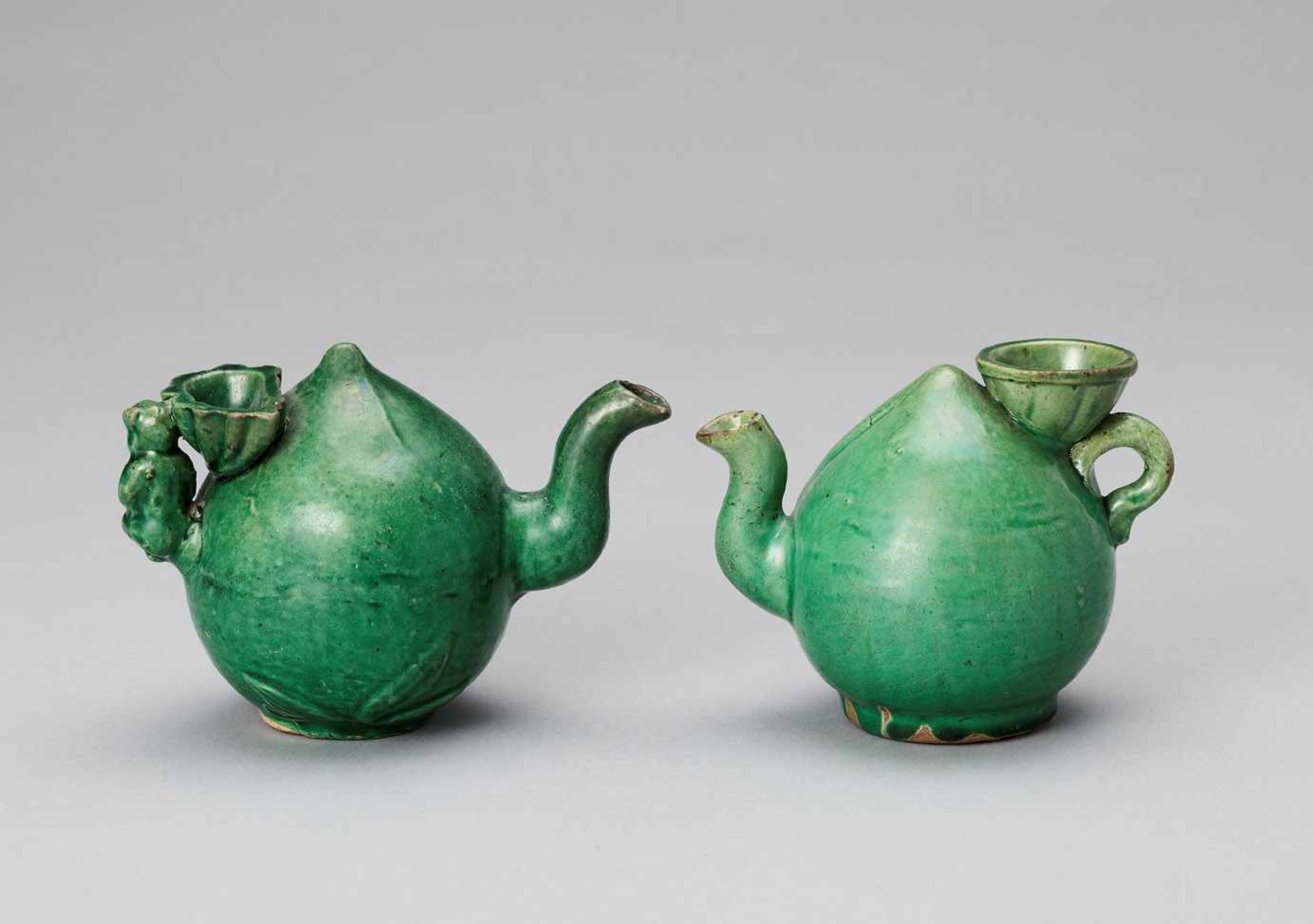 A PAIR OF EMERALD GREEN GLAZED POTTERY PEACH FORM WATER DROPPERS, KANGXI - Image 3 of 8